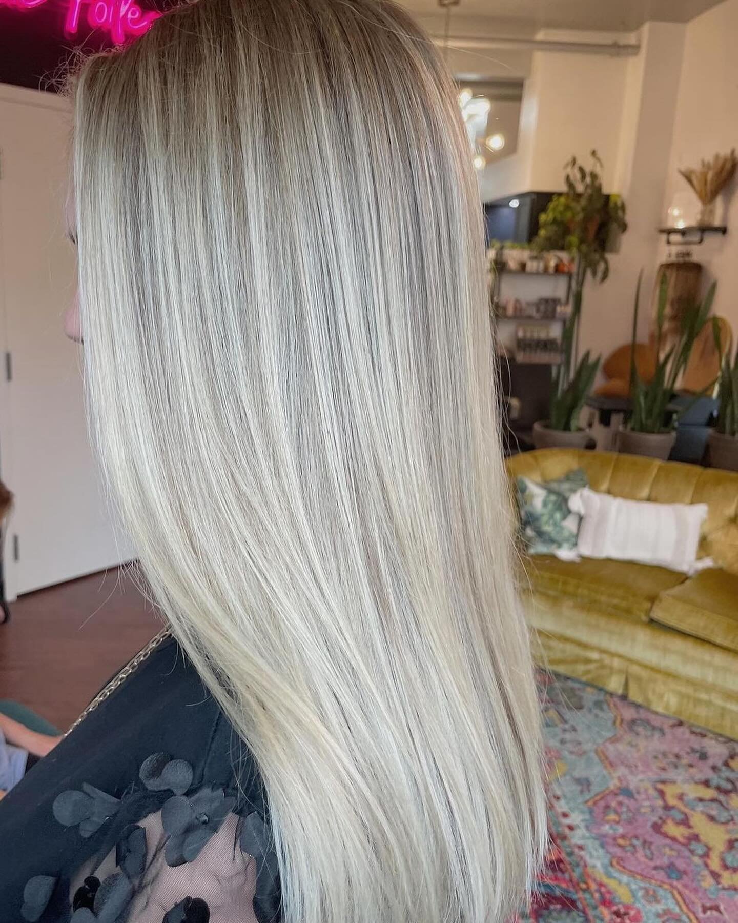 ✨SO GOOD!  We are obsessed with this blonde!  This beauty was created by Kiley @hairbykileycleveland