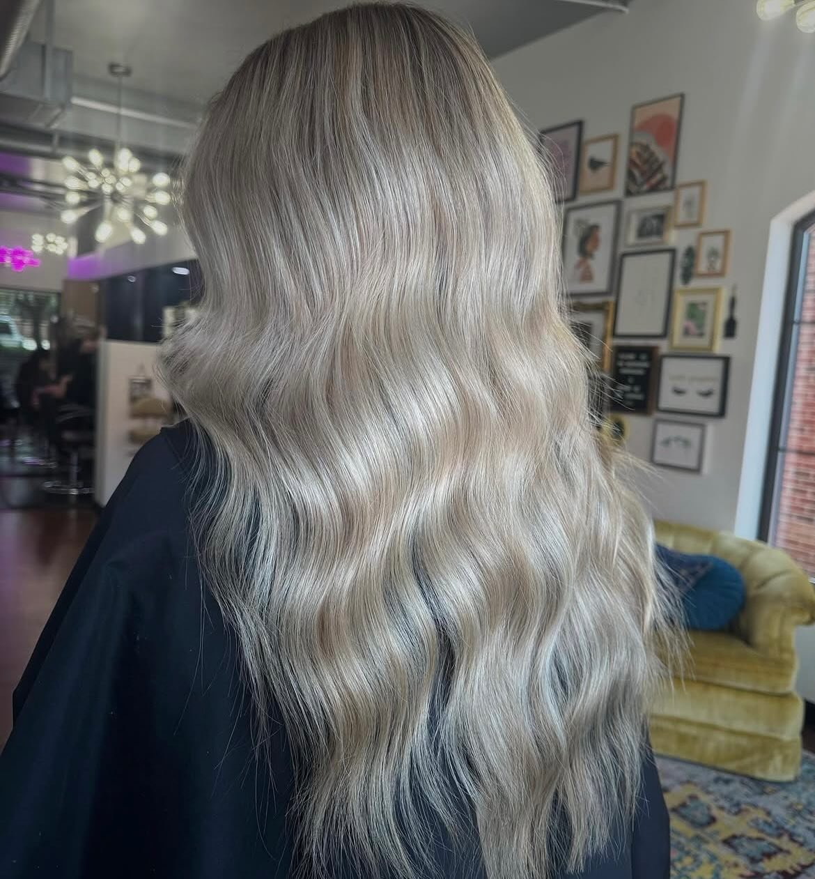 🤍HOLY HAIR TRANSFORMATION!!! This stunning beauty was created by Kiley @hairbykileycleveland
(Swipe for before)