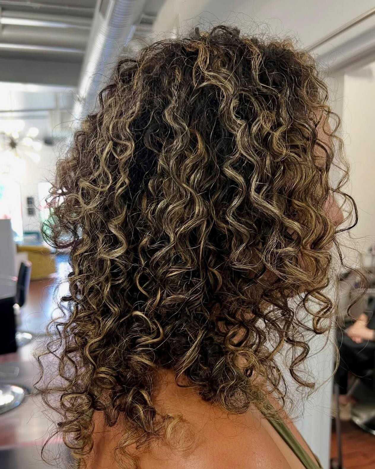 ☀️Brightened up this curly girl with some sunny blonde highlights! Created by Heather @hhhairchronicles