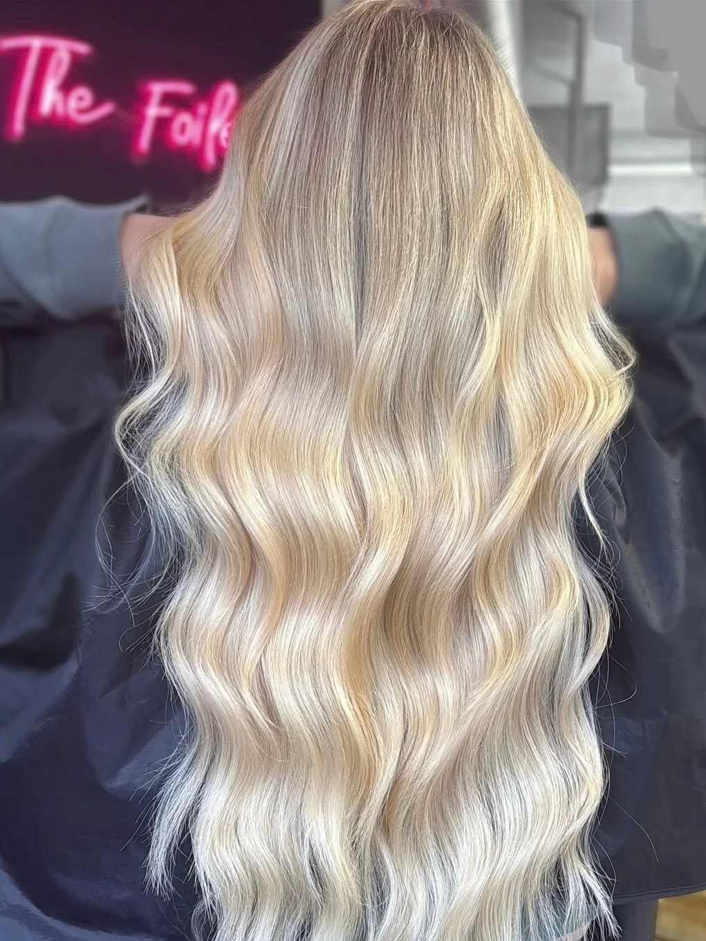 ✨Can&rsquo;t think of what to put on your Christmas list? How about a fresh set of 22 inch extensions to make the holiday season a lot more fun!  Created by Presley @presleystarrstyles (swipe for before and after)