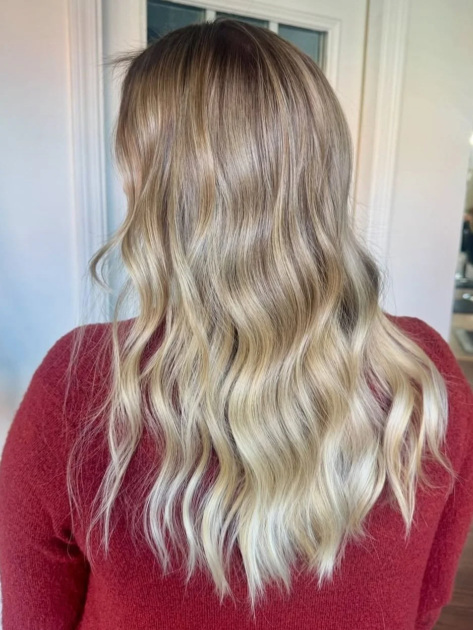 ✨Who says you can&rsquo;t go lighter for fall.  Beautiful blonde created by Elizabeth @___hair.by.liz_ 
(Swipe for before)