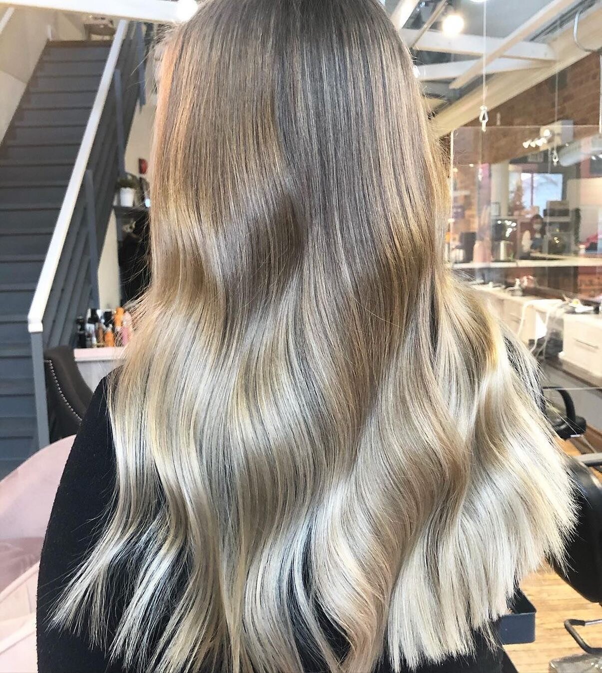 By stylist @manebymise 🤍. B l e n d i n g ... pre lockdown 
.
.
.
#balayage #babylights #redkenshadeseq #redkenobsessed #schwarzkopfprofessional #schwarzkopfblondeme #schwarzkopfcan #oribe #oribeobsessed #torontohairsalon #torontohairstylist