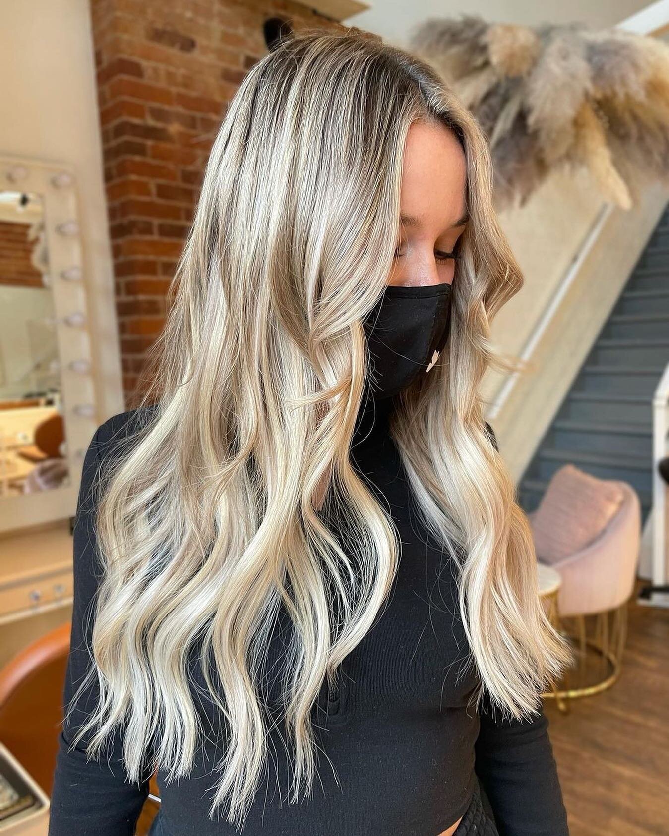 🚨Major transformation alert by @styledbysean !🚨Fresh blonde and 18&rdquo; fusion extensions, toned together for a seamless result on  @nicole_m_____ 🤩🤩🤩🤩🤩

#StyledBySean #BlondeBySean #HairByBanks #Balayage #Foilyage #torontobalayage #shadesEQ