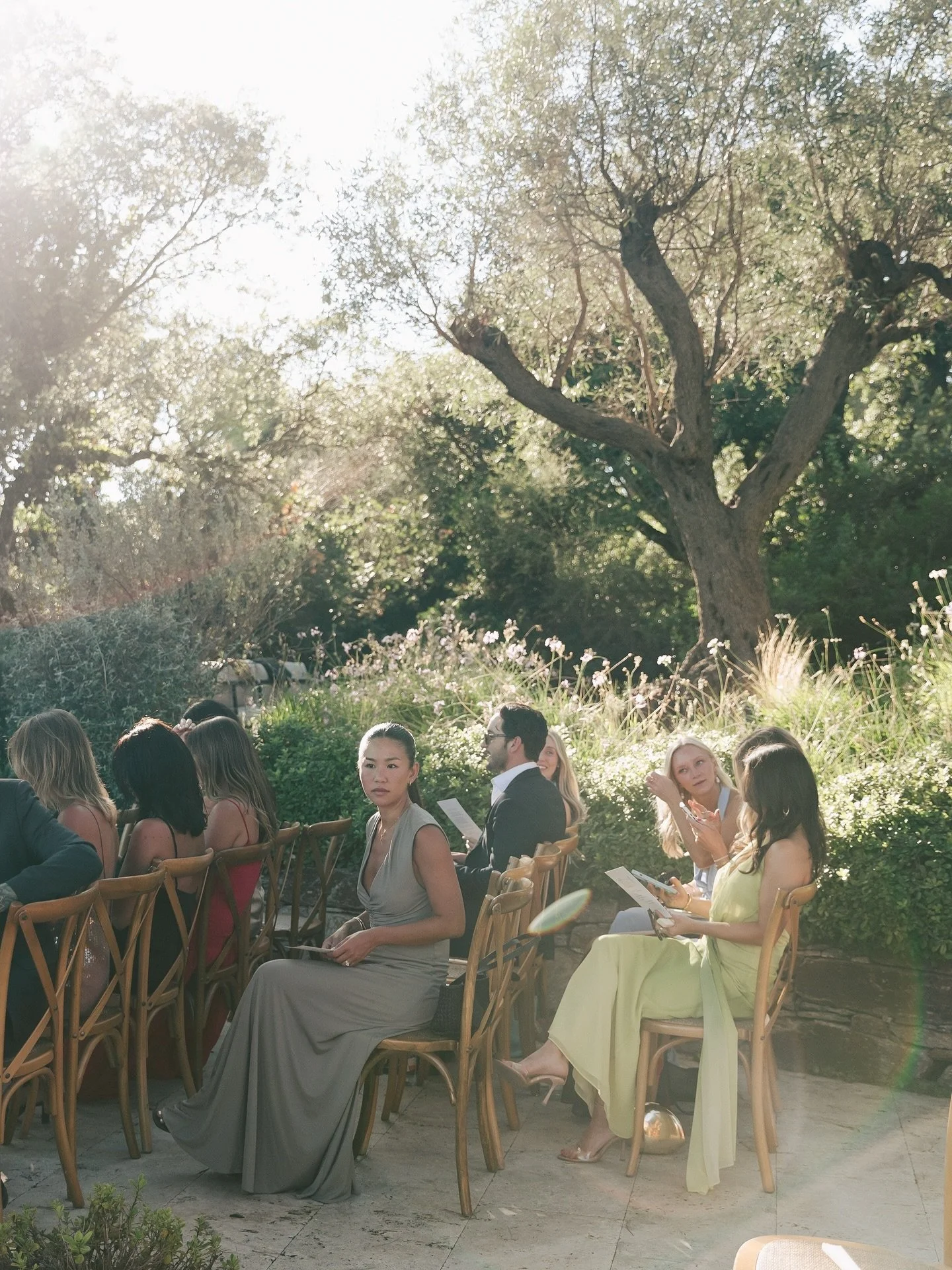 Golden hour ceremonies 🤌🏽🤌🏽 
.
.
.
#frenchweddinginspo #frenchweddingphotographer #francewedding #franceweddingphotographer #southoffrancewedding #southoffranceweddingphotographer #southoffrance #provencewedding #provenceweddingphotographer #film