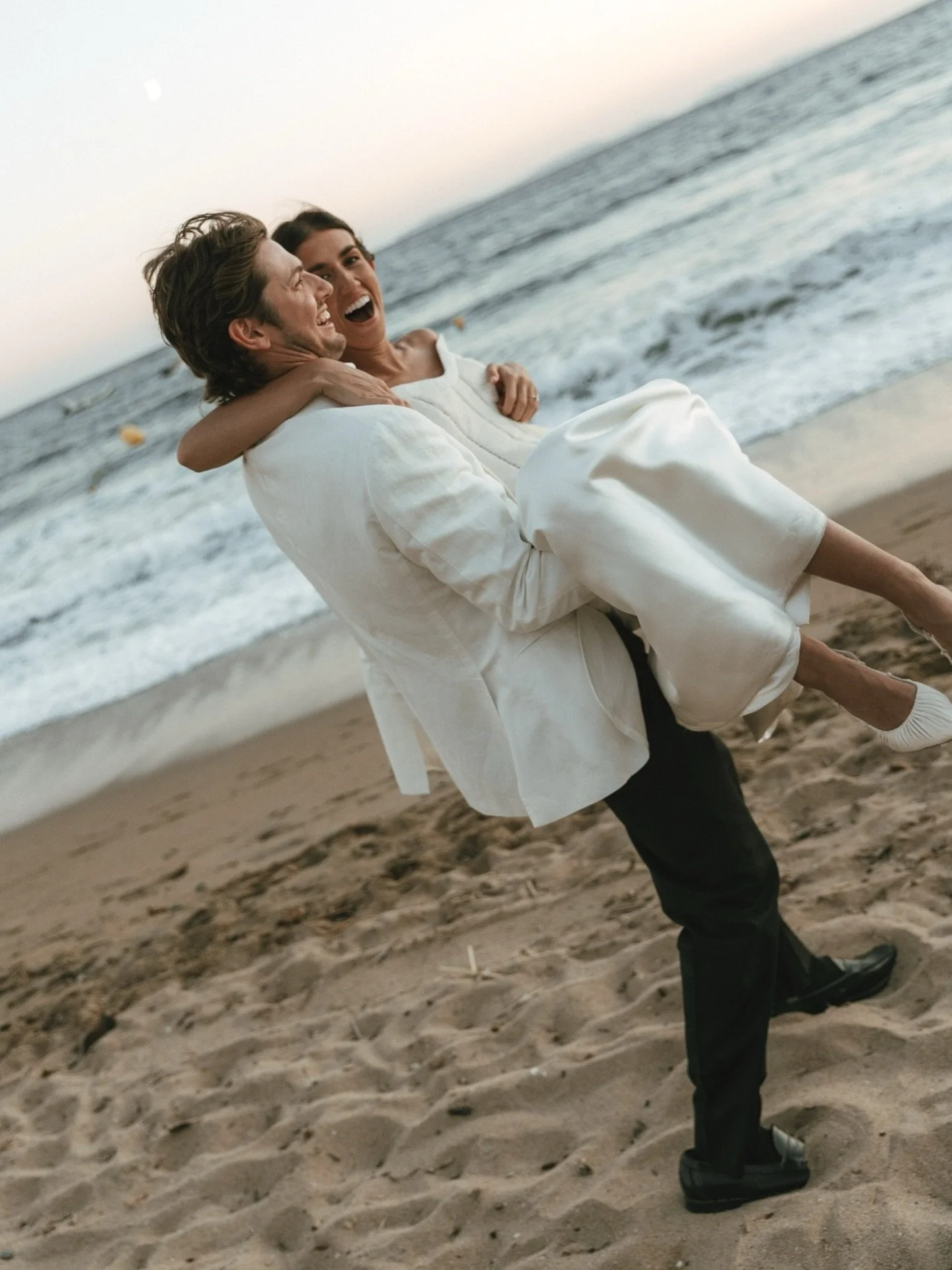 A sunset shoot by the sea is always a good idea in my book. 🌊🤍 
.
.
Photography @meggymacphotography 
Planner @julie_shadeswaveswedding @shades_waves_weddingplanner 
Assistant planner @florence_shadeswaves_wedding 
Florals @fleursprat 
Dress @danie