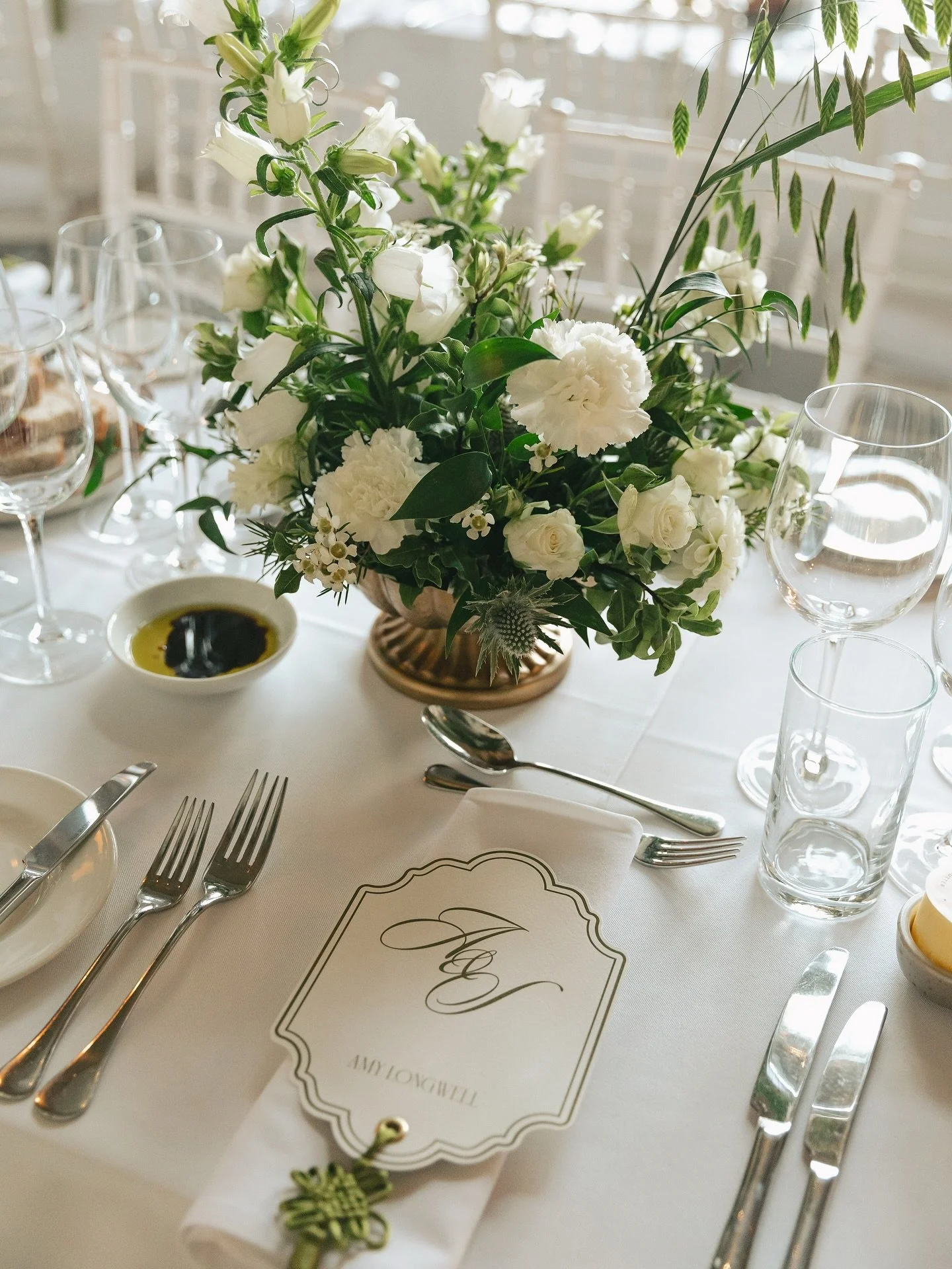 When the bride should start her own business as a stationer imo. 🤍 Amy created her beautiful RSVPs, invites, menus, matchboxes etc all herself from scratch - what a talent! Some more frames from this lovely, autumnal day at the jaw-dropping Gosford 