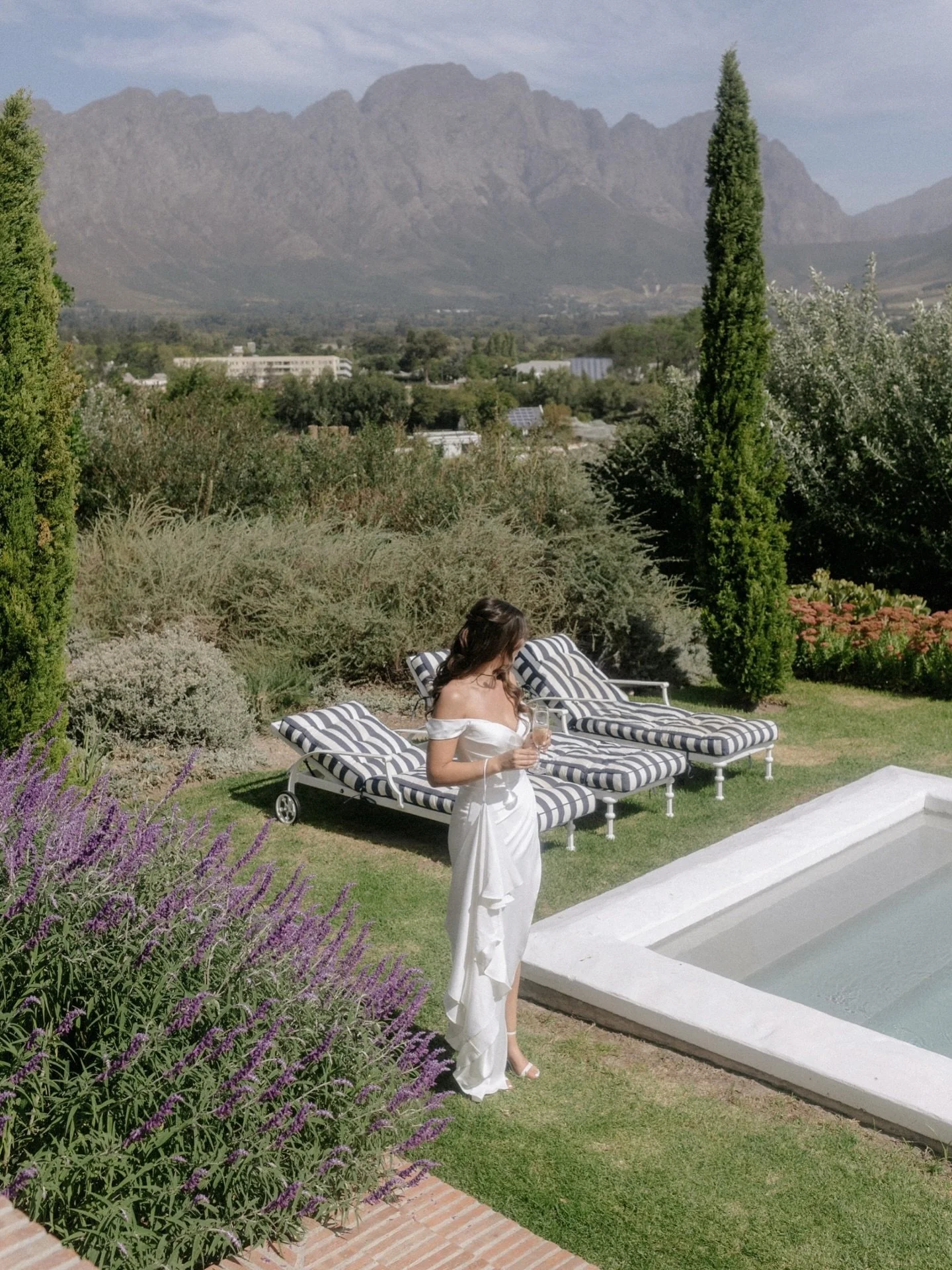 South Africa, Leara &amp; Jarred. 🇿🇦🤍🌴🦒
.
.
.
Photo @meggymacphotography 
Florals @tilted_tulip_ 
Planning @concepts_infinite 
Styling @musedecorhire @allthingsweddingsa @the_souk_rentals 
Hair @pinup_hs 
Makeup @leeannemua 
Cake @sweet.lionhear