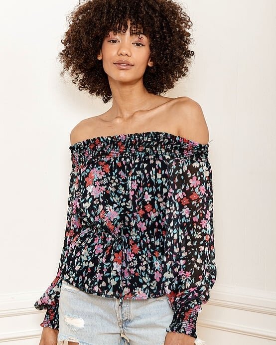 Definitely for those day you want to remember 😉 

"Day to Remember Black Floral
Print Off Shoulder Peplum Top" @lulus 

#springishere #datenightoutfit