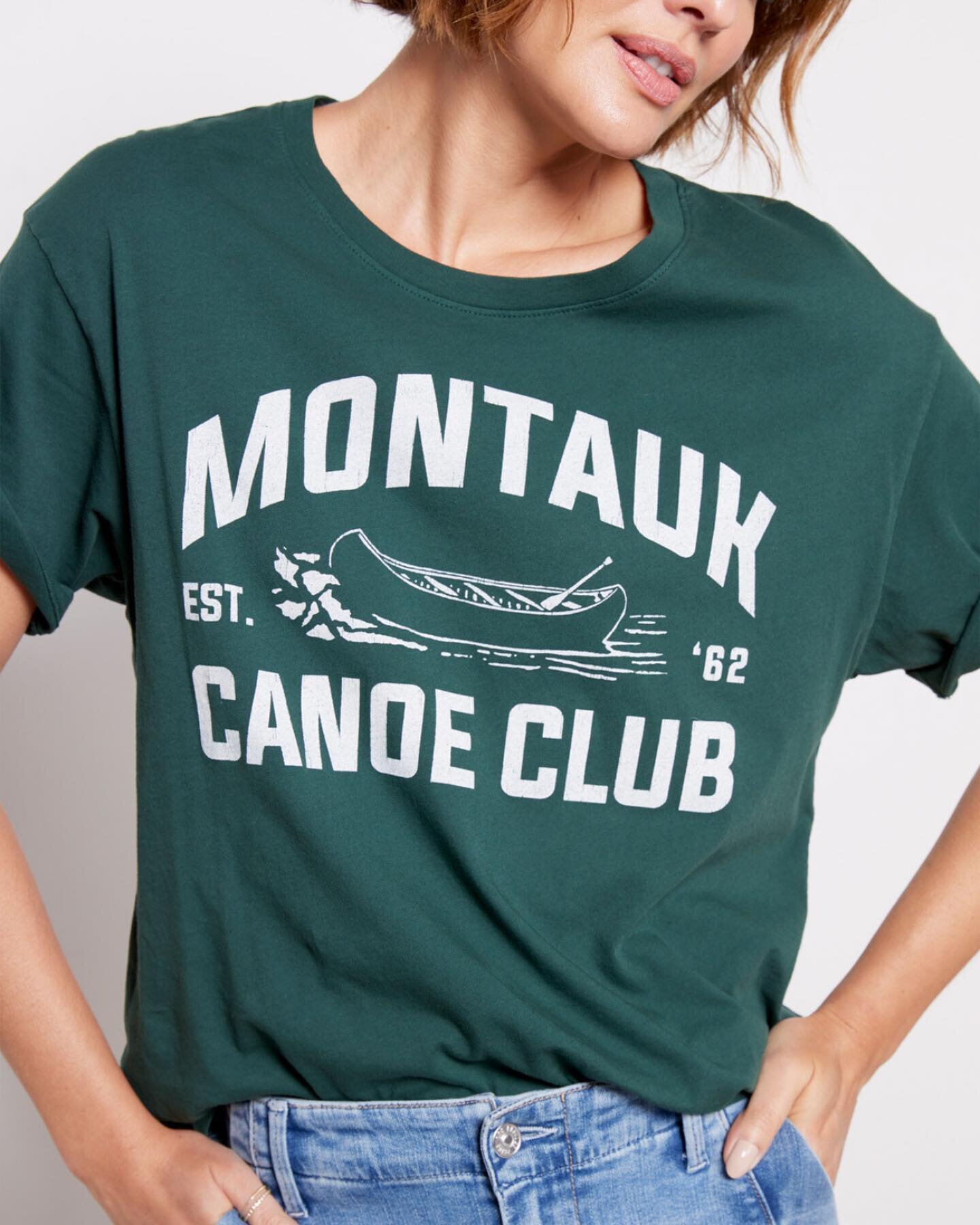 Spoiler alert: this style is blowing out @evereveofficial 🔥. Letluv Montauk Canoe Club tee in pine #destinationart #graphictee #transitionalstyle #montauk #prep