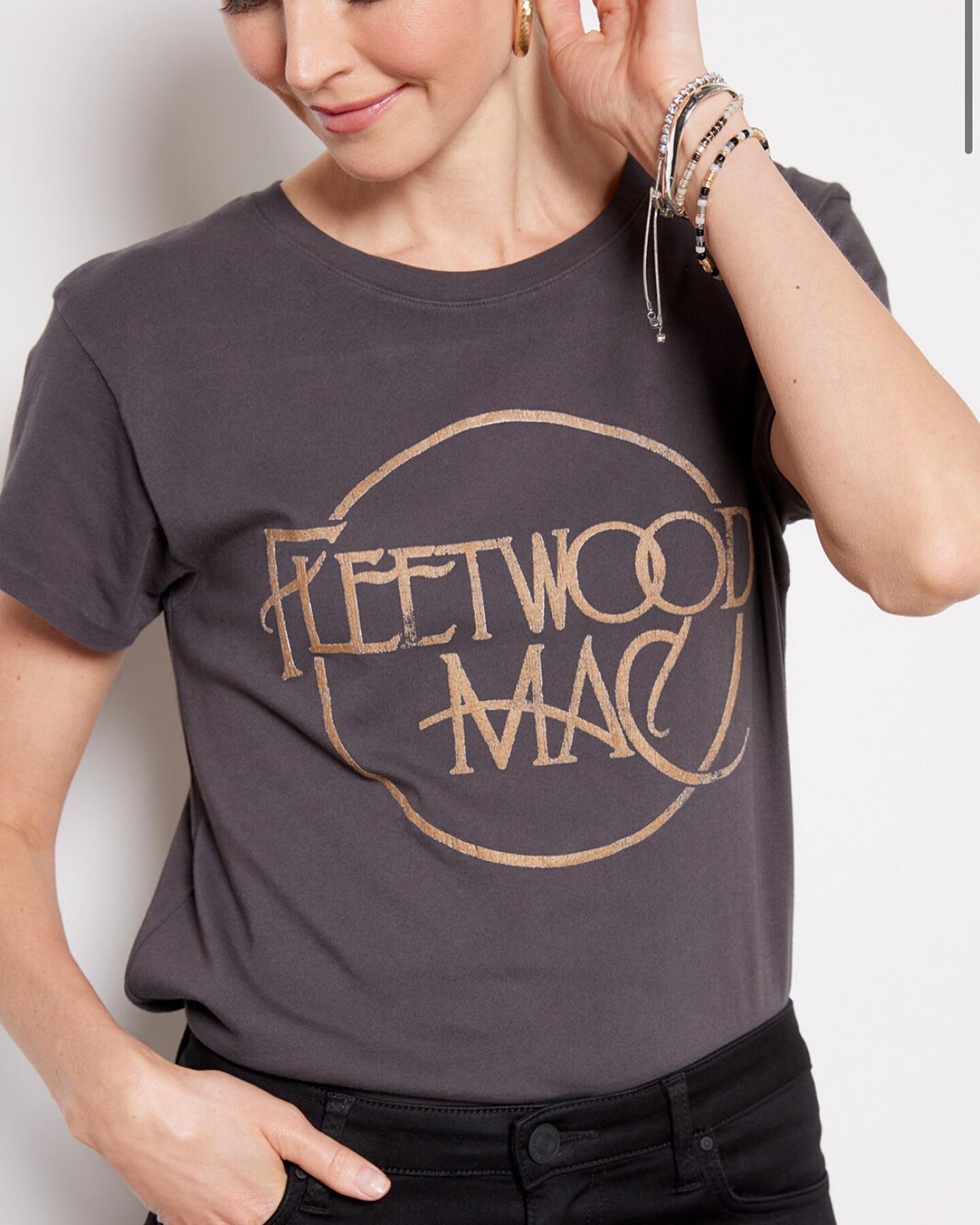 What a best seller looks like 💫 @evereveofficial @daydreamerlaclothing #bandtee #FleetwoodMac #foil