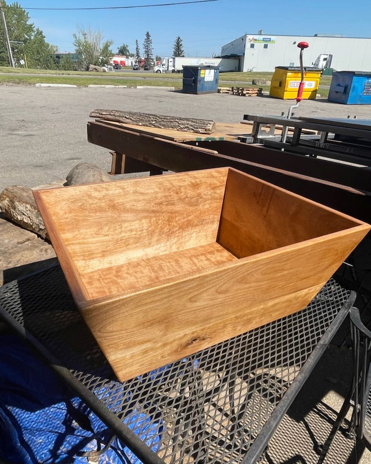 Our clients asked for 2 matching mango wood bowls - but we couldn&rsquo;t get the mango wood in Canada! 🥭🪵 So here is our best attempt! What do you think?!

#woodwork #mangowood #fauxmangowood #customwoodwork #custombowls #woodworker #yycwoodwork