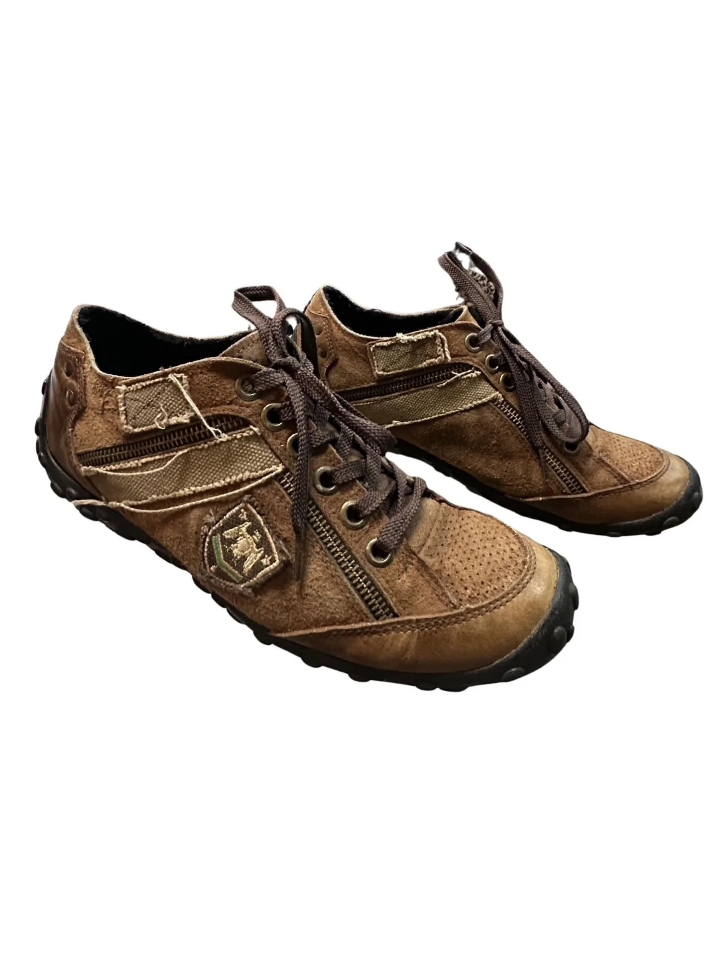 Y2K GBX suede sneakers with textured soles and zipper details. Mens size 8. ✨