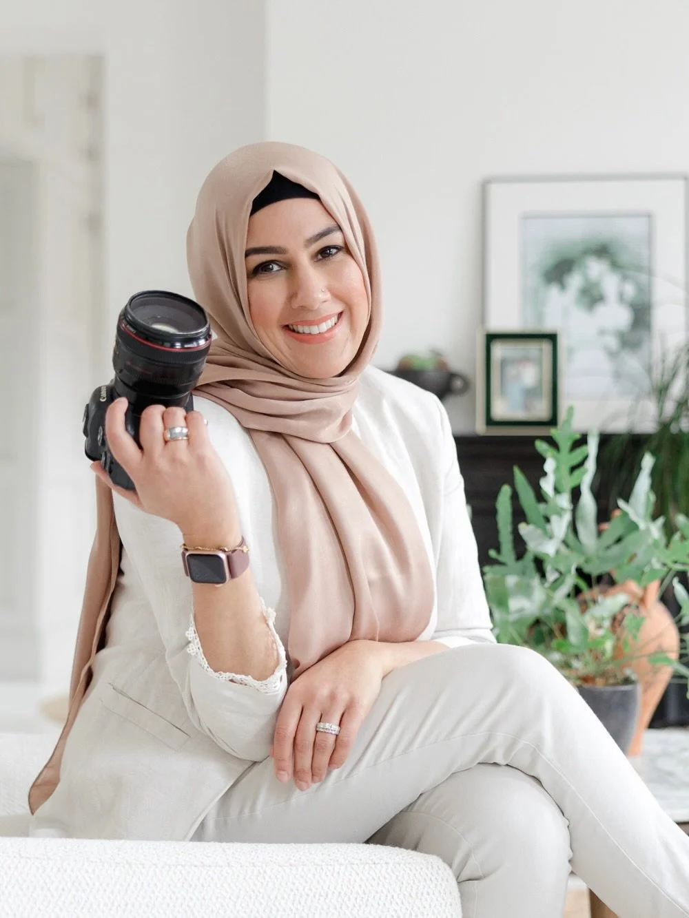 You don&rsquo;t see me on here all the time&hellip; and that&rsquo;s quite intentional 👀

But I&rsquo;m still very much here! 💗

So, a little reintroduction feels overdue.

I&rsquo;m Zehra, and I run Portraya, creating personal brand imagery for bu