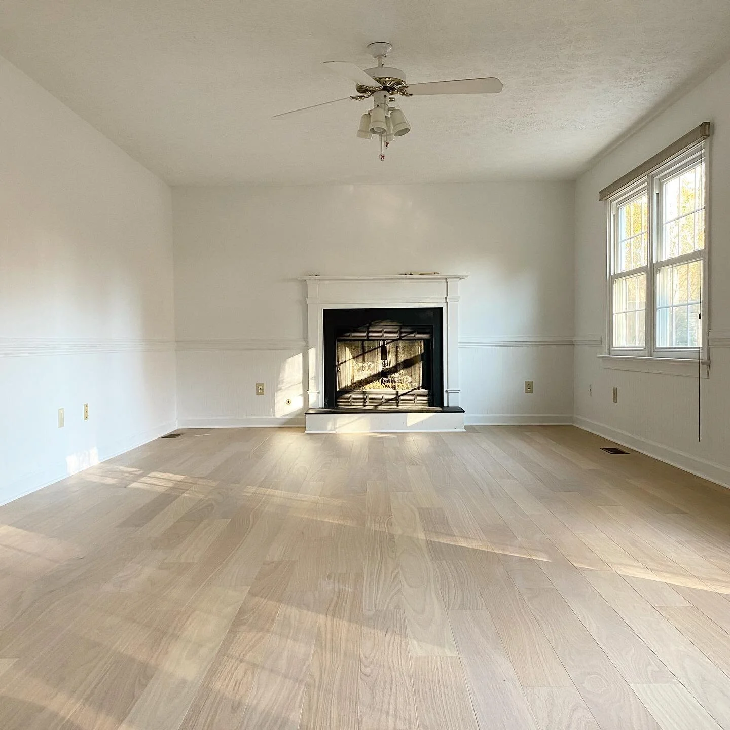 Can&rsquo;t believe the transformation!! @ozark_flooring knocked it out of the park 👏 

Hardwood: @triangulo_hardwood Brazilian Oak, Nordic 

Paint: @sherwinwilliams Pure White

#woodfloors 
#hamptonroadshomes