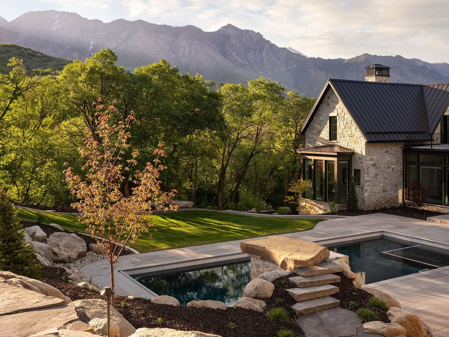 Dreaming of a pool day here 🏊&zwj;♀️

Architect: @stevetiek 
Designer: @beckiowens 
Builders: @splitrockcustomhomes &amp; @grovehomesutah 

#poolvibes #poolside #utahhomes #mountainmodern #mountainhomes