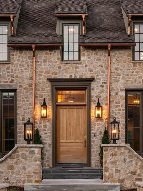 Copper gutters + this gorgeous stone make for the most stunning combo.

Architect: @stevetiek 
Designer: @alihenrie 
Photographer: @lindsay_salazar_photography 

#autumnvibes🍁 #utahhomes #mountainhomes #traditionalhomes