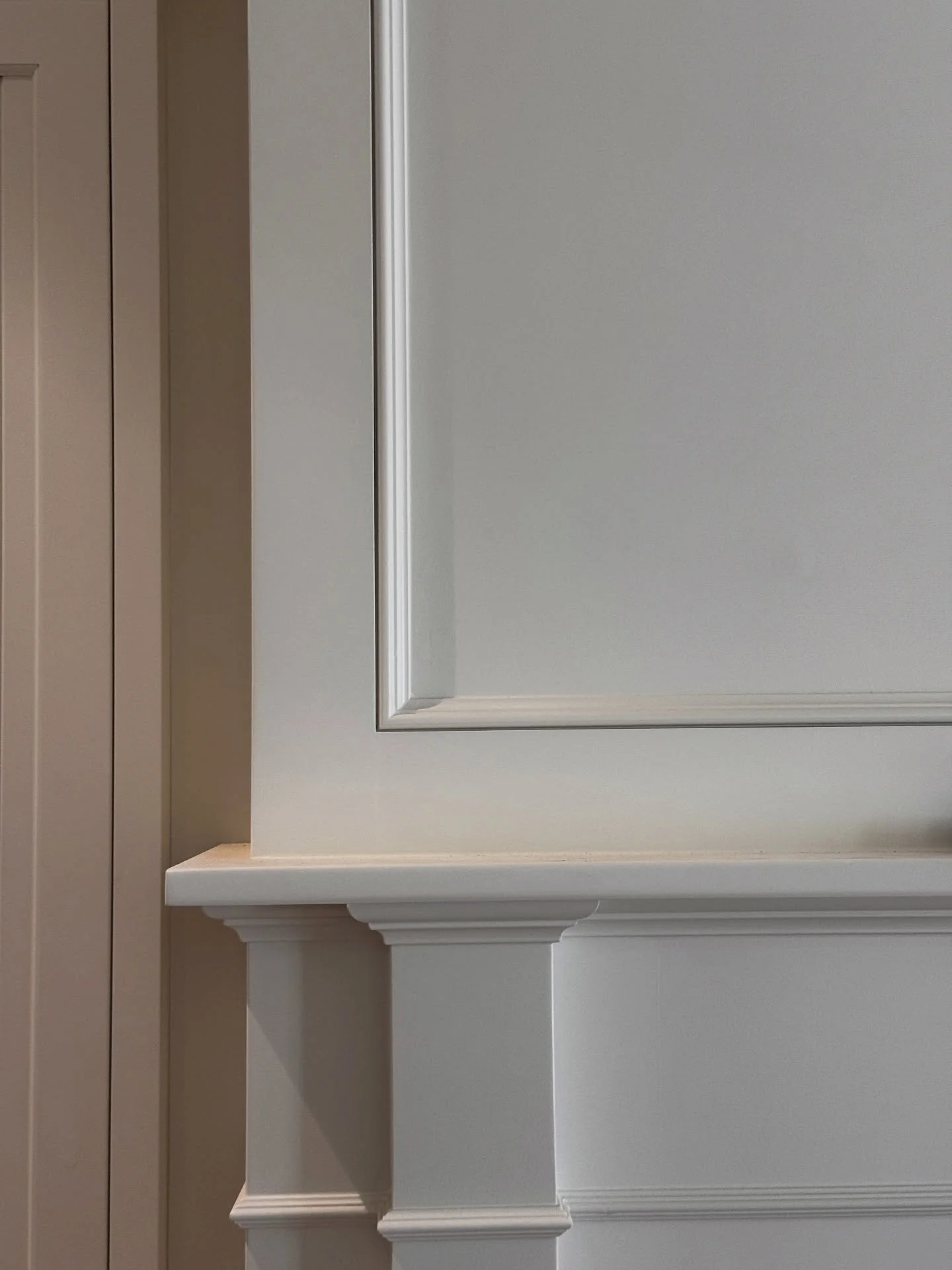 A glimpse at some fine details in one of our recent projects. Homes are just layers of different shapes and textures all expertly crafted together to create a beautiful whole.

Designer: @alexadamsondesign