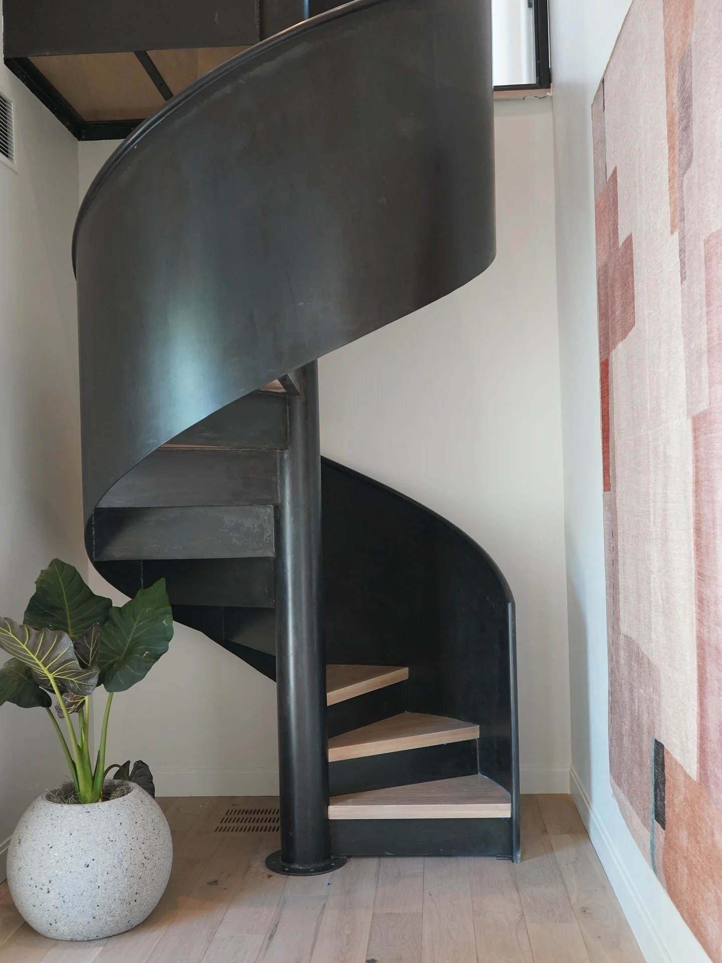 A gorgeous accent stairway that brings warmth, texture, and craftsmanship to every step.

This staircase leads to a private office and beautiful rooftop terrace. We absolutely love it.

Designer: @eightynineoak 

#utahhomes