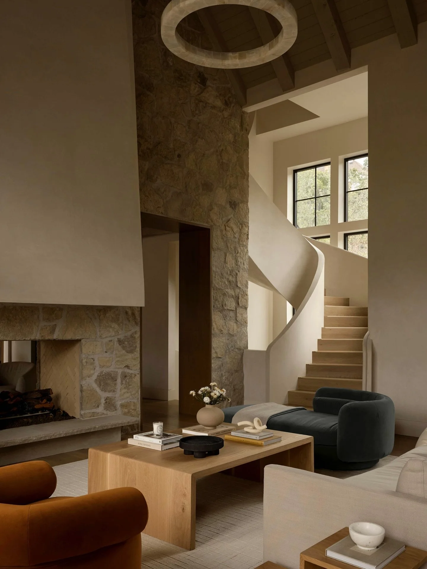 #flashbackfriday to this gorgeous home. What began as a dream became reality, and these stairs are a perfect reminder of the talent and care our team brings to every detail.

Architect: @stevetiek 
Designer: @alihenrie 

#staircase #homebuilder #cons