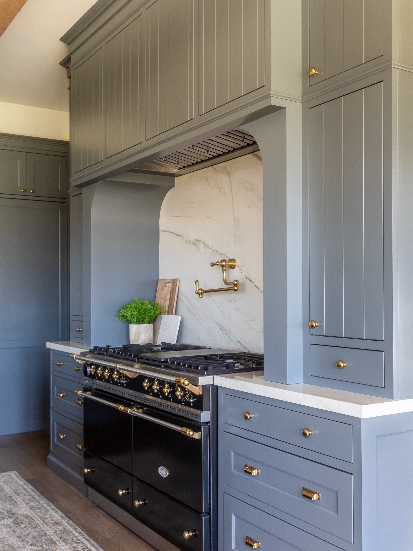 Looking back at this amazing kitchen. Forever swooning over the way this custom cabinetry frames this beautiful @lacanche.usa ! 

Architect: @stevetiek 
Designer: @alihenrie 
Photographer: @lindsay_salazar_photography 

#dreamkitchen #lacanche #homei