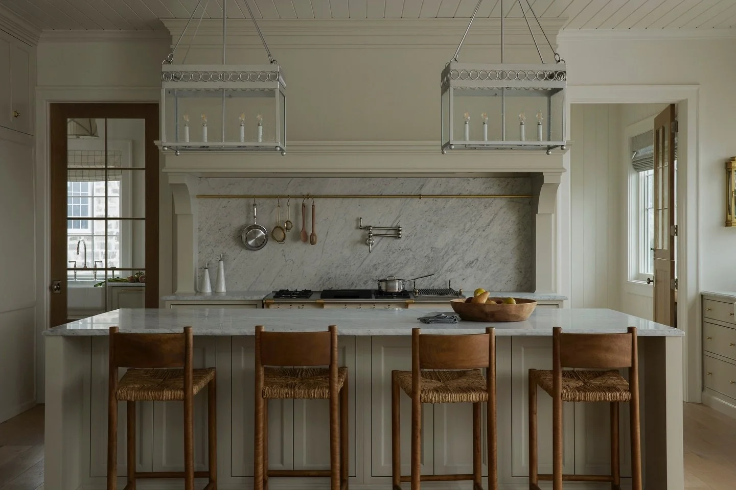 The elegant trim work + marble backsplash in this kitchen are some of our favorites! 

Designer: @alexadamsondesign 

#utahhome #homedesign #marble