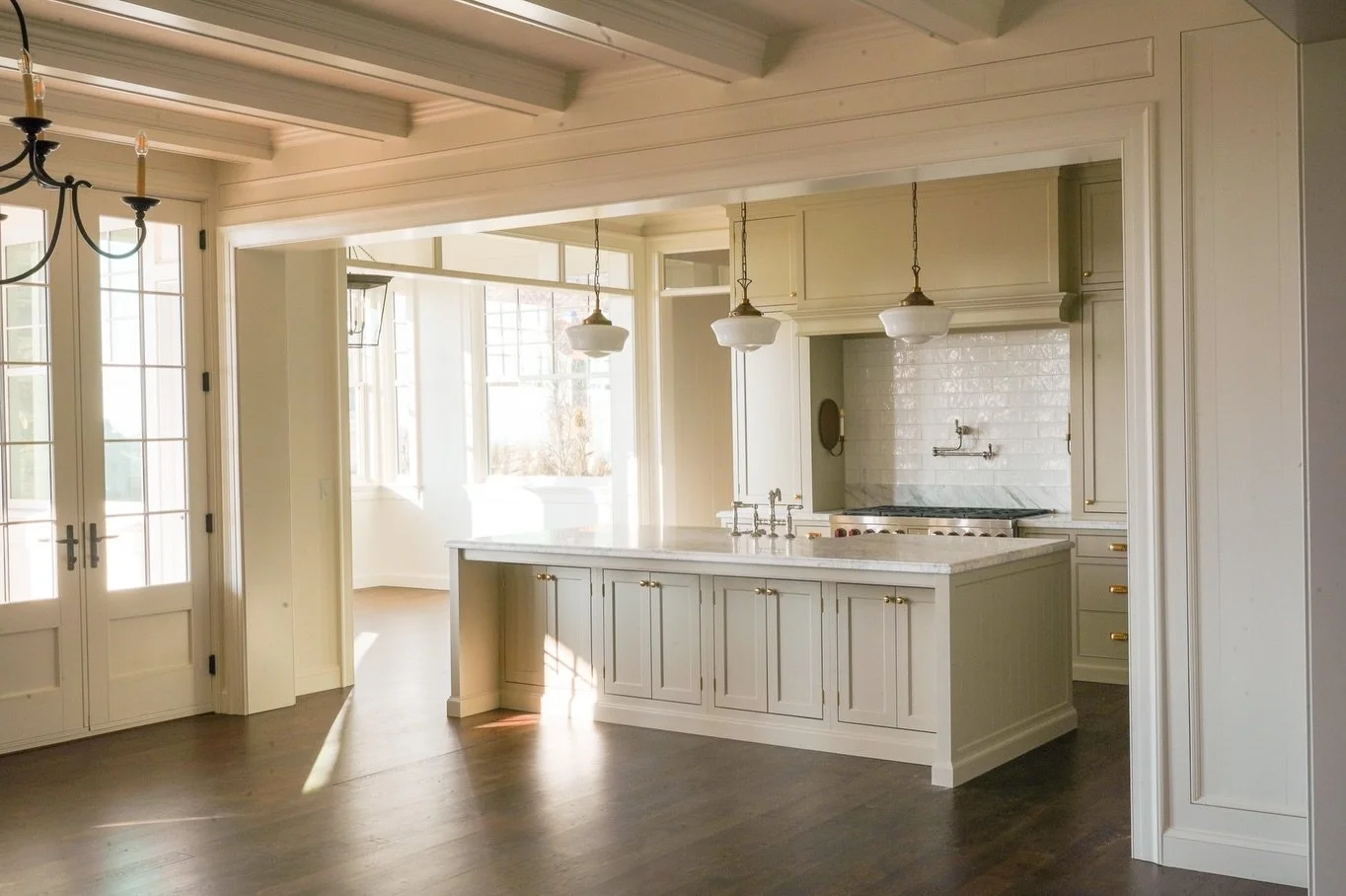 Nothing beats natural light and this home captures it beautifully ☀️

Designer: @alexadamsondesign 

#kitcheninspo #homeinspo #utahbuilder