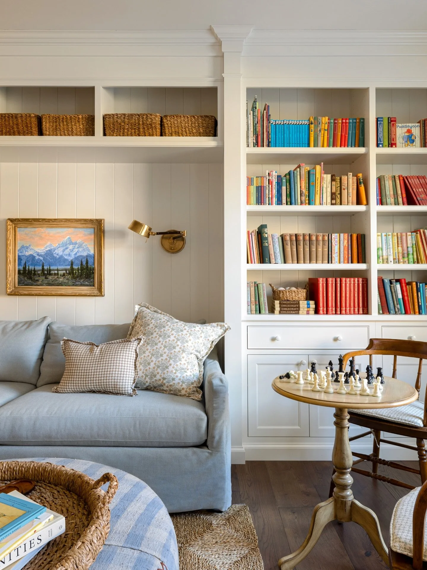Jumping into spring with this gorgeous room! Such an inviting space with beautiful natural light. The perfect spot to spend a spring morning 🌸

Designer: @alexadamsondesign 

#sittingroom #builderinspo #livingroom