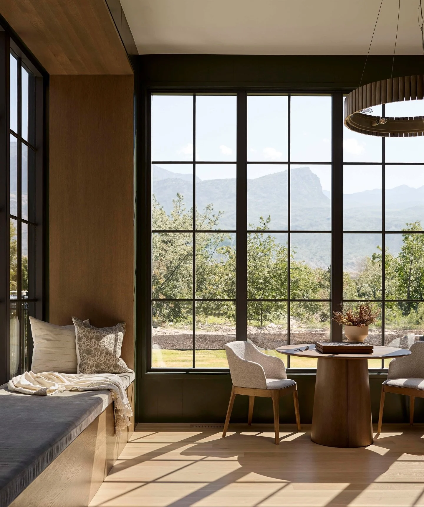Expansive windows &amp; Mountain View&rsquo;s! This gorgeous home has it all. 

Architect: @stevetiek 
Designer: @alihenrie 
Photographer: @lissmabey 

#homedesign #homebuilder #organicdesign