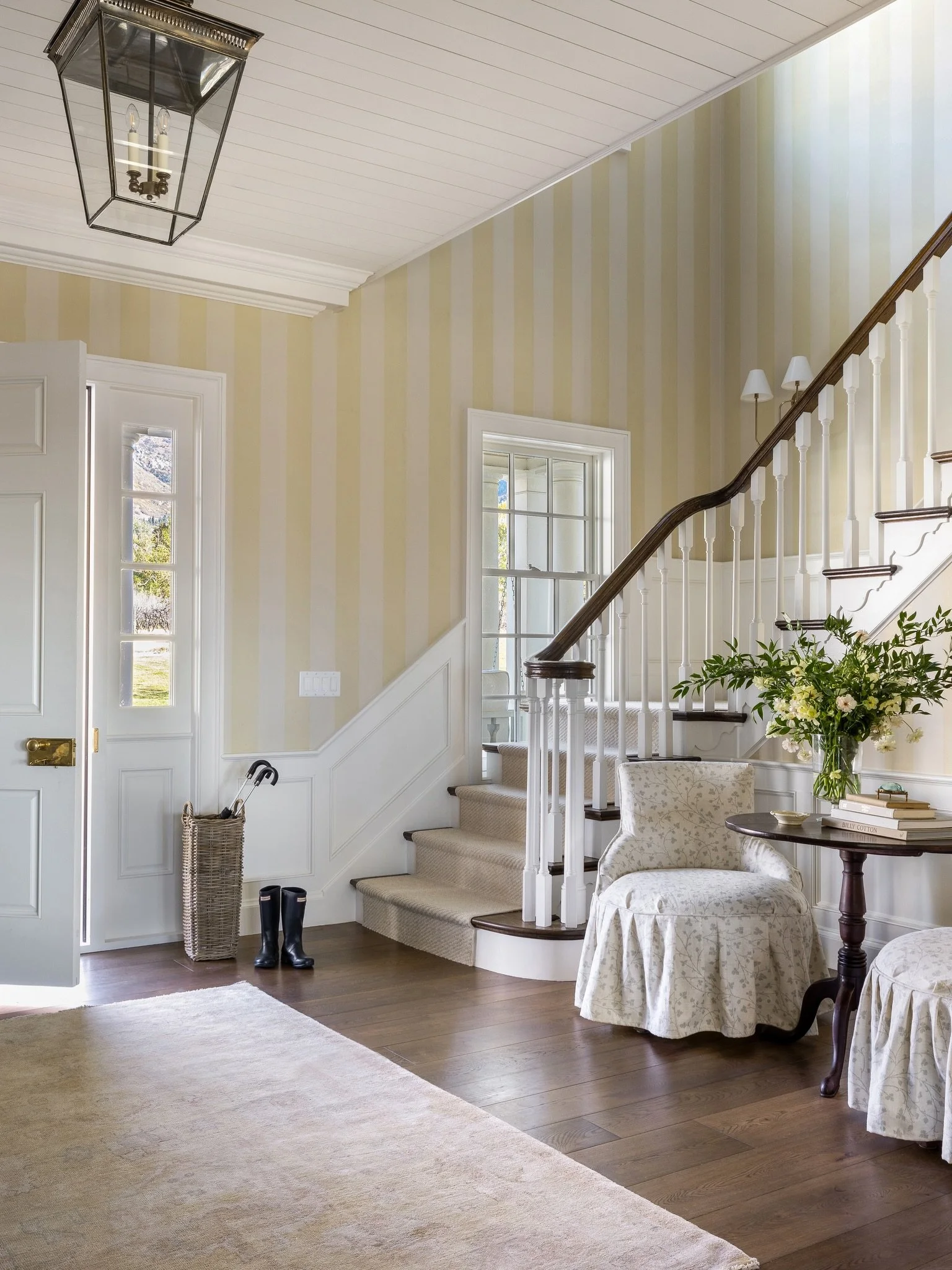 Yellow striped wallpaper of our dreams 💛 

Designer: @alexadamsondesign 
Photo: @zolotaiaphotography 

#staircase #beautifulhomes #customhomes