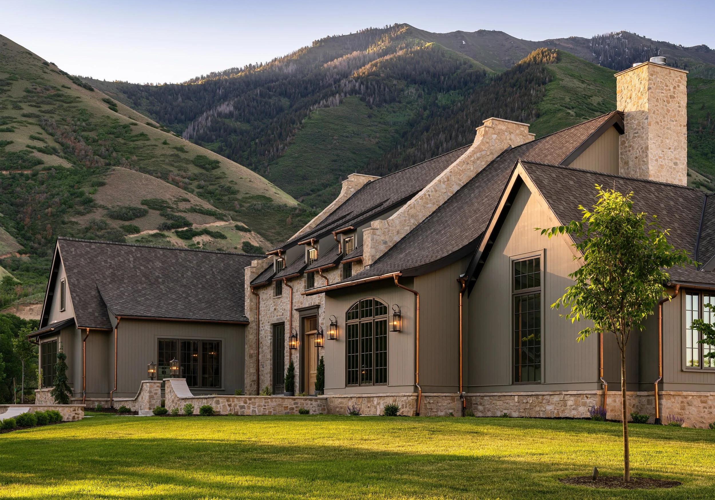 We absolutely love looking back on this home and its amazing backdrop. With amazing architecture + great craftsmanship, we are so grateful to have worked on it.

Architect: @stevetiek 
Designer: @alihenrie 
Photographer: @joshwacaldwell 

#utahmounta