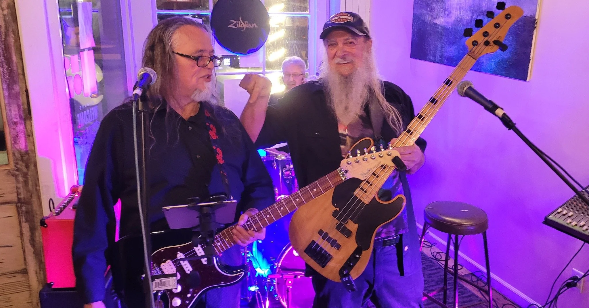 🎶🍻 It&rsquo;s Blues &amp; Brews night at The Dead Canary Brewing Co.!

Live blues music kicks off at 7 PM, so come grab a drink, settle in, and enjoy the vibes. 🎸

Nothing better than great brews and smooth blues&mdash;see you tonight!

#Philipsbu