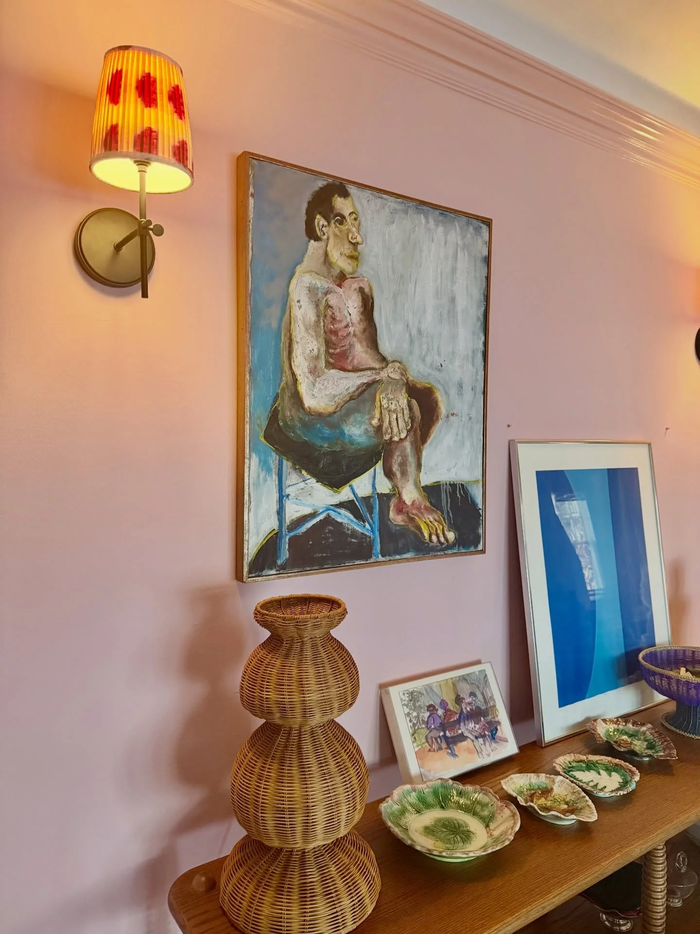 No tolerance for boring sconce shades here 🫶🏻😬🥰😍⚡️💫
.
.
.
#design #interiors #pink #ikat