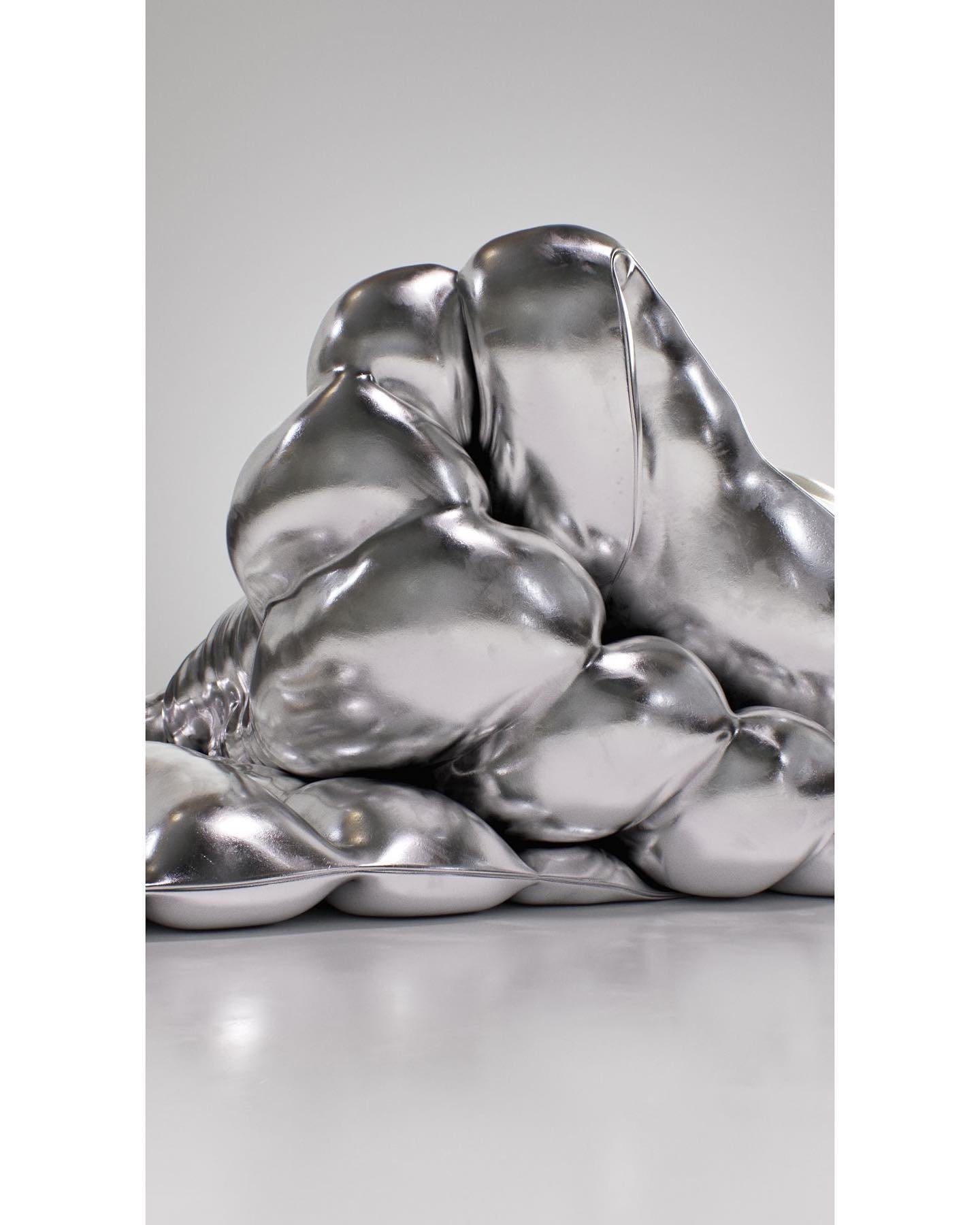 Squishy
.
.
#motiongraphics #sculpture #magicfabricblog #digitalart #houdini #3dart #motiondesign