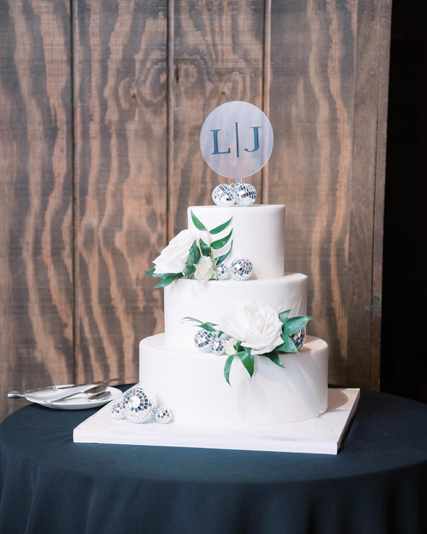 It&rsquo;s been one month since this incredible NYE wedding with its dreamy disco ball cake and our cake topper! I&rsquo;m someone who loves every detail of your wedding to coordinate, and cake toppers are no exception! We used L&amp;J&rsquo;s monogr