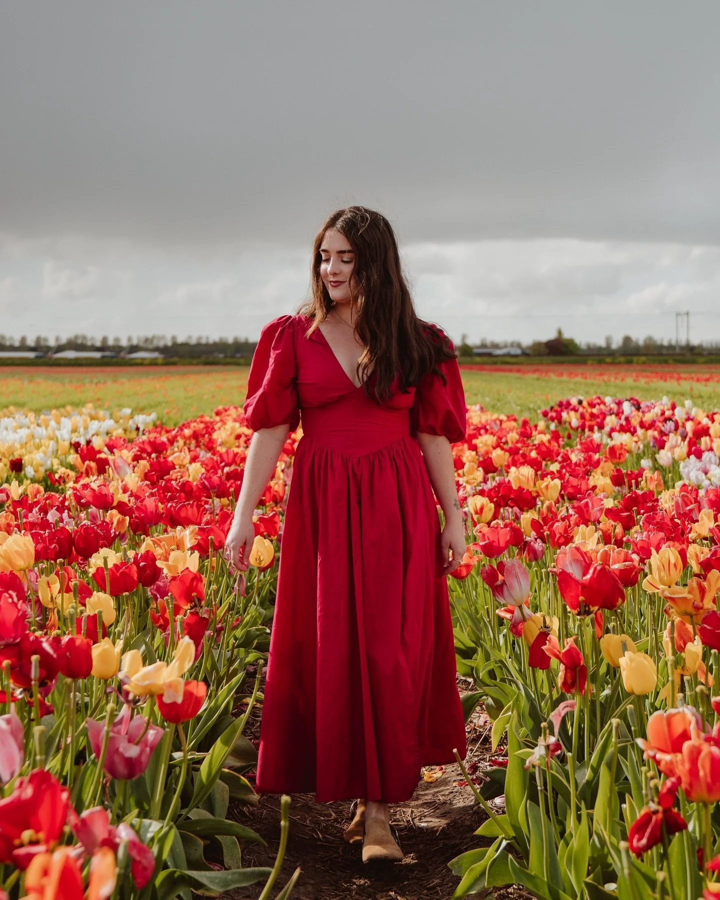 Finally got back some pictures from a little tulip shoot I did🌷 crazy to think we nearly missed the tulips had we even booked a week later. A lot of the fields were already plowed by the time we arrived, but still enough the cross the lifelong dream