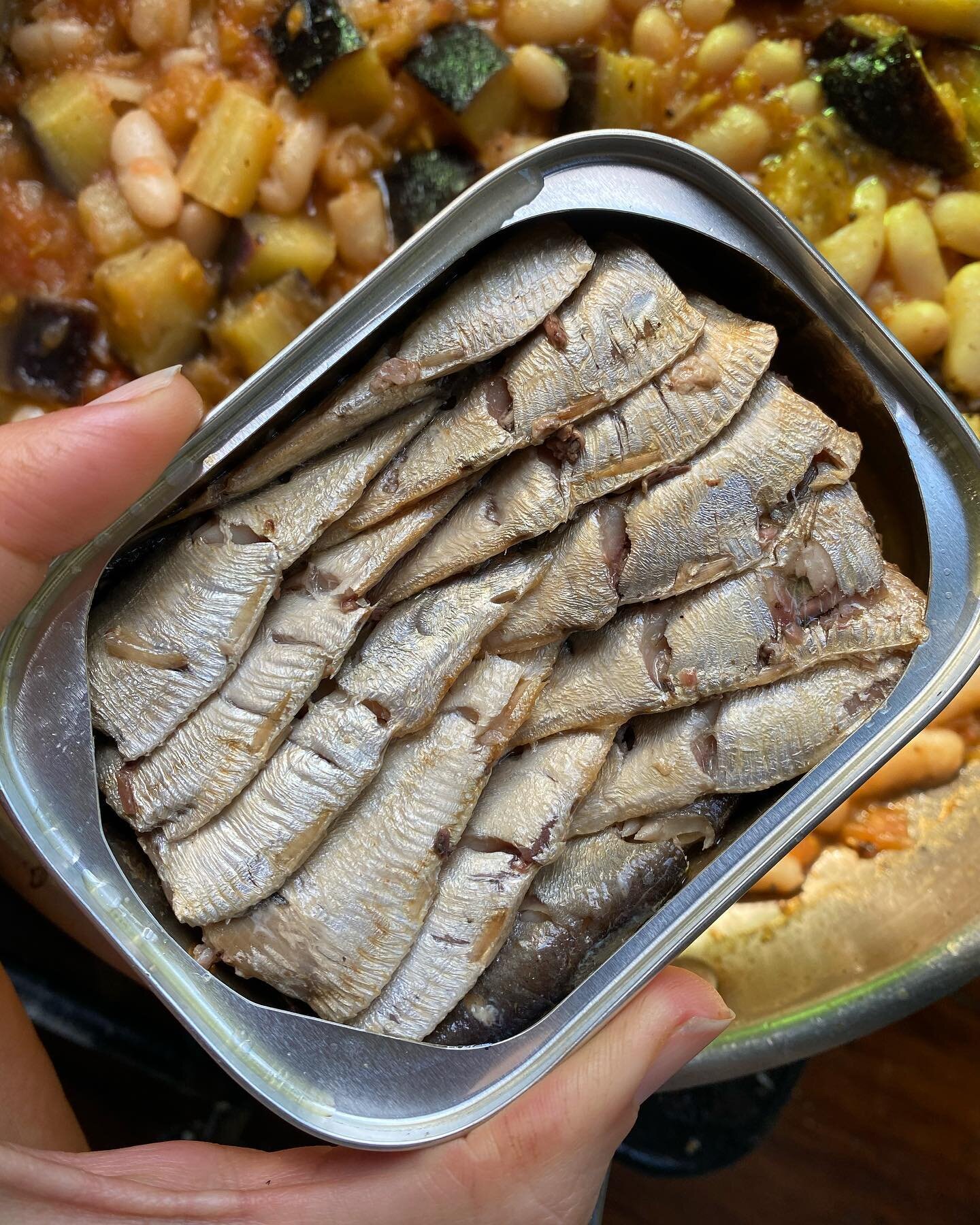 Adding an extra boost of calcium, protein and omega-3s to our lunch today 🐟 These wild caught sprats are much milder in flavour than sardines, so I like adding them to dishes that they would otherwise overpower. We had these with cannellini beans br