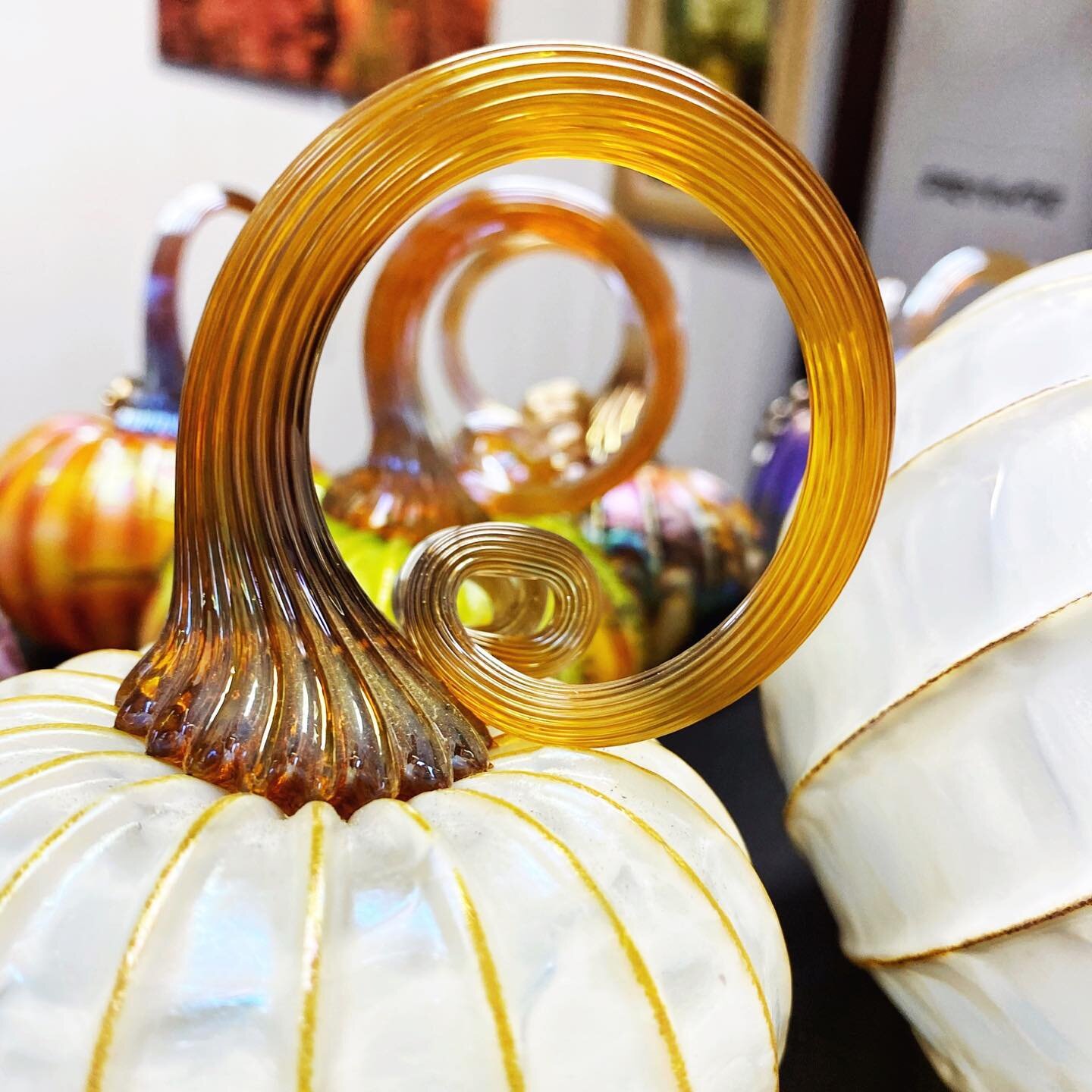 Guess who&rsquo;s back?! 😱 Local favorite and world-renown glass artist Jack Pine has once again chosen Circleville&rsquo;s ArtsaRound Gallery for a new Summer Glass Show and sale! 😍

The exhibition will spotlight several glass art forms and other 