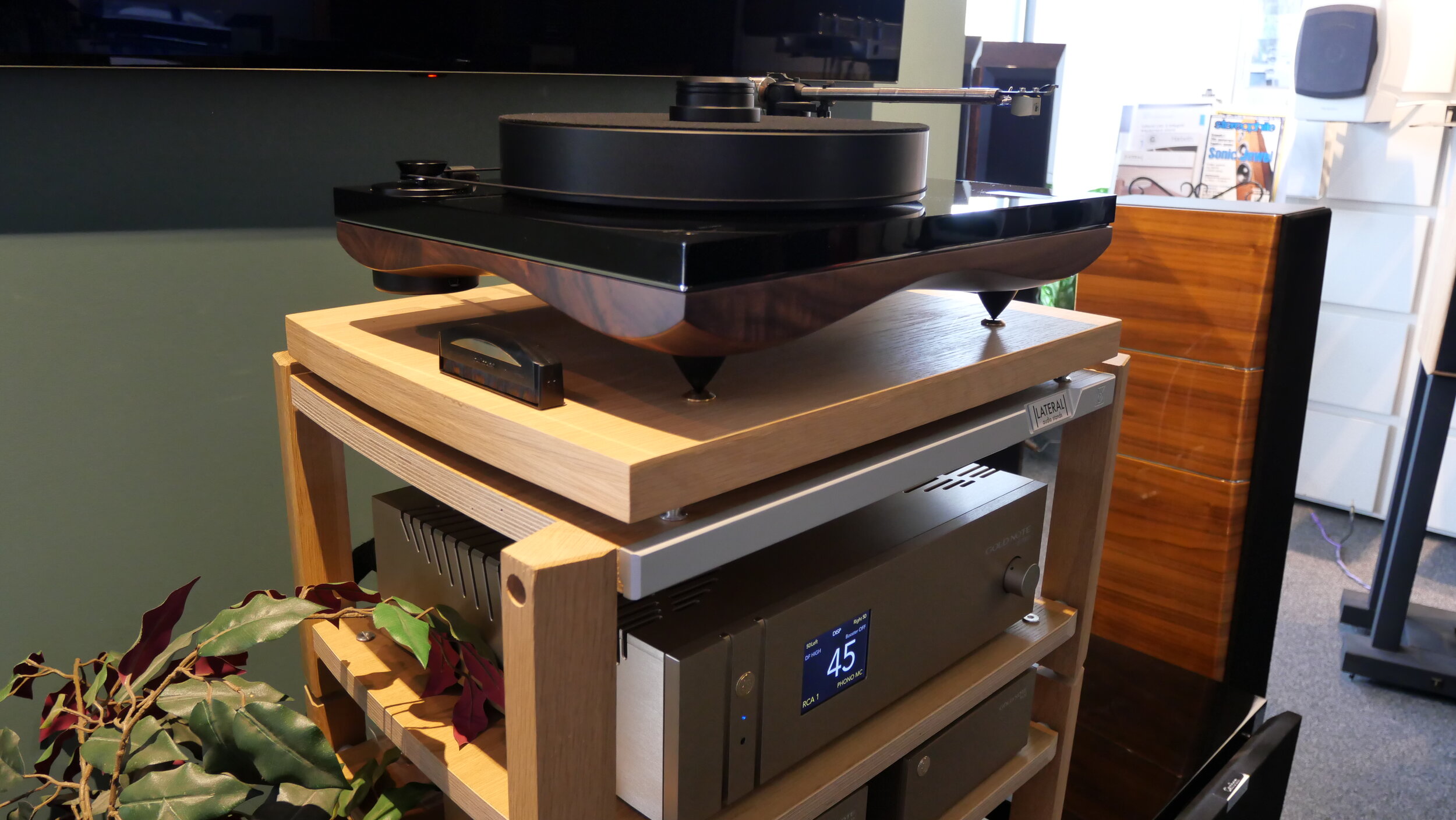 Gold Note Medditerraneo Turntable and IS-1000 Deluxe Integrated Amp