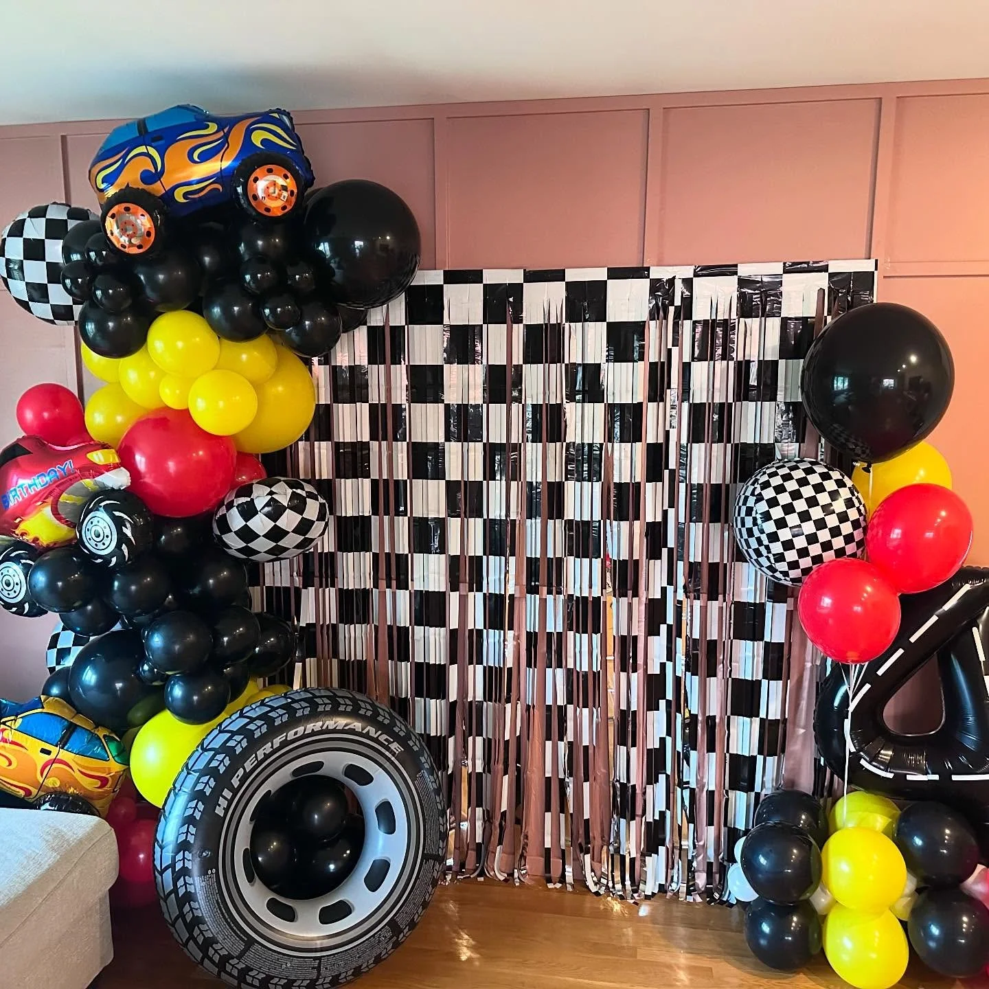 Speeding through summer! 🏁🏎️✨
.
.
.
#carballoons #balloonbackdrop #heliumballoons #woodridgeillinois #yorkvilleillinois #illinoisballoondecor #sugarfoxparty