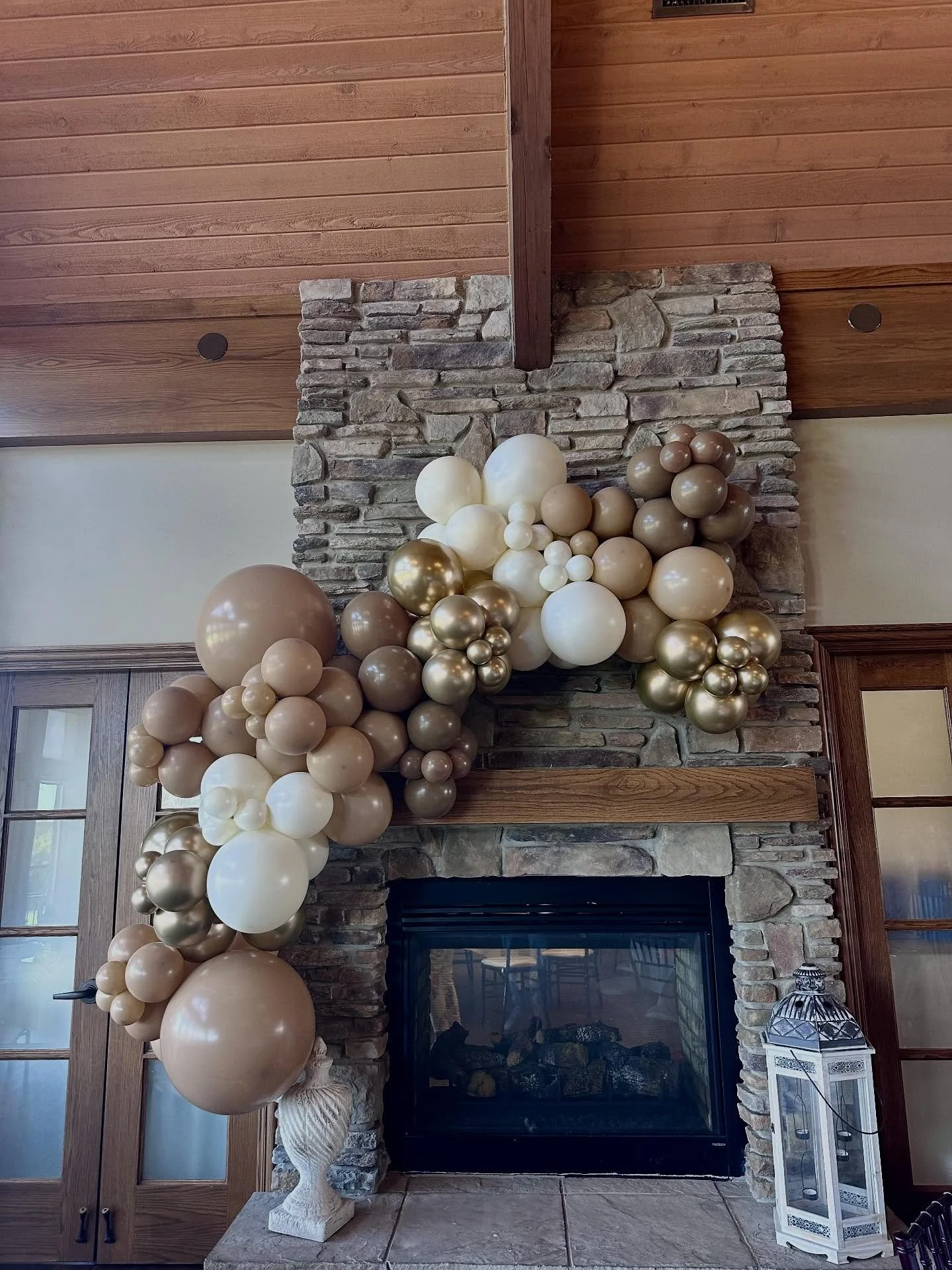 Prettiest coffee colored shower today! Fall is in the air! ☕️🍂
.
.
.
#balloongarlad #balloondecorations #sugarfoxparty #illinoisballoondecor #yorkvilleil #bridalshowerballoons