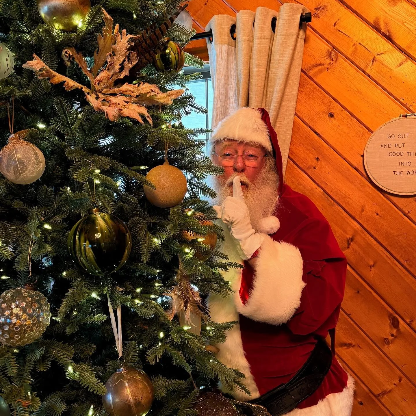 Even Santa can&rsquo;t resist the charm of a place he doesn&rsquo;t want to leave. 🎅✨ From our family at The Mountain Top Lodge to yours, we&rsquo;re wishing you a holiday season filled with love, joy, and magical moments. This little corner of the 