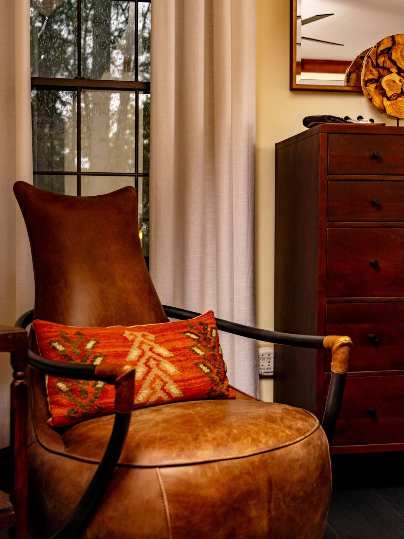 Into the woods!🌳This rooms blends the charm of the great outdoors with the warmth of creature comforts. With private access to the second story balcony, this room gives you everything you need for the perfect mountain retreat ⛰️🏕️

#themountaintopl