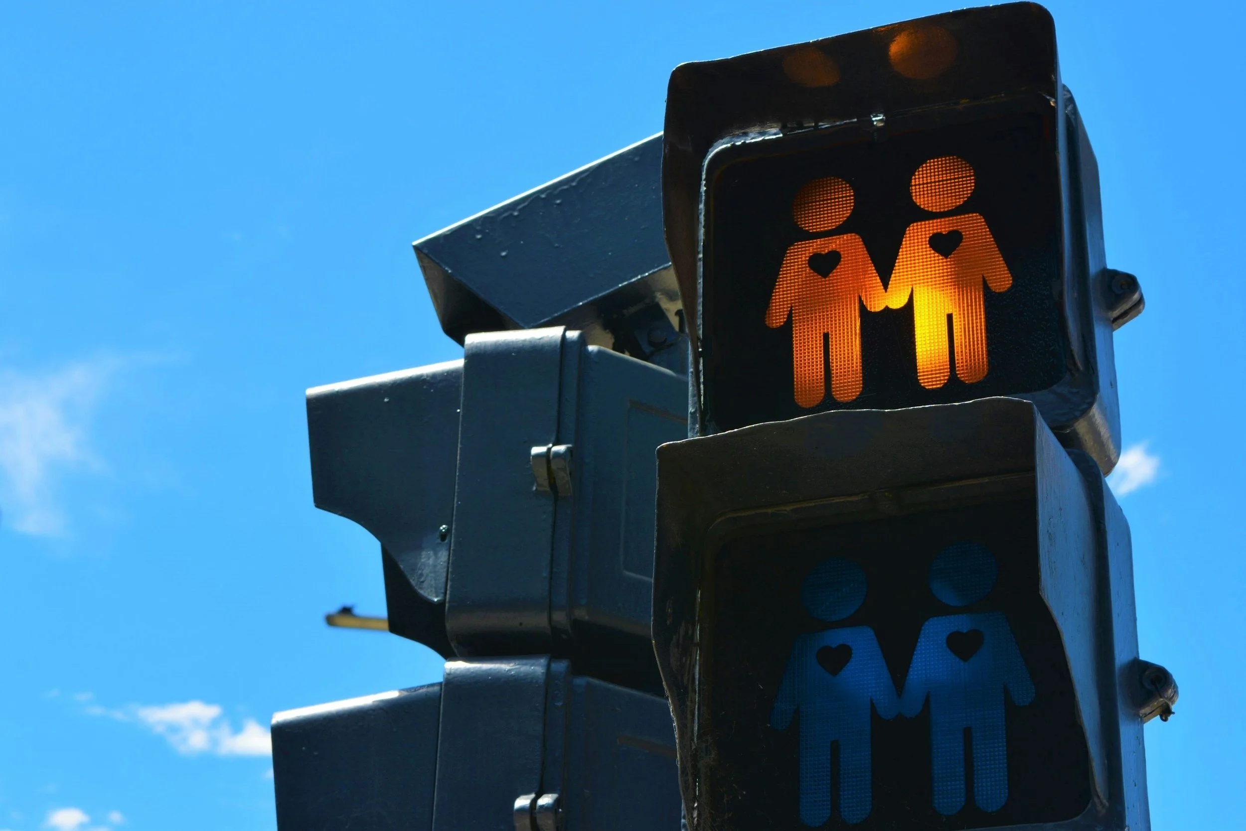 Bin ich zu viel? – Warum queere Männer oft an sich zweifeln (und wie du es stoppen kannst)
