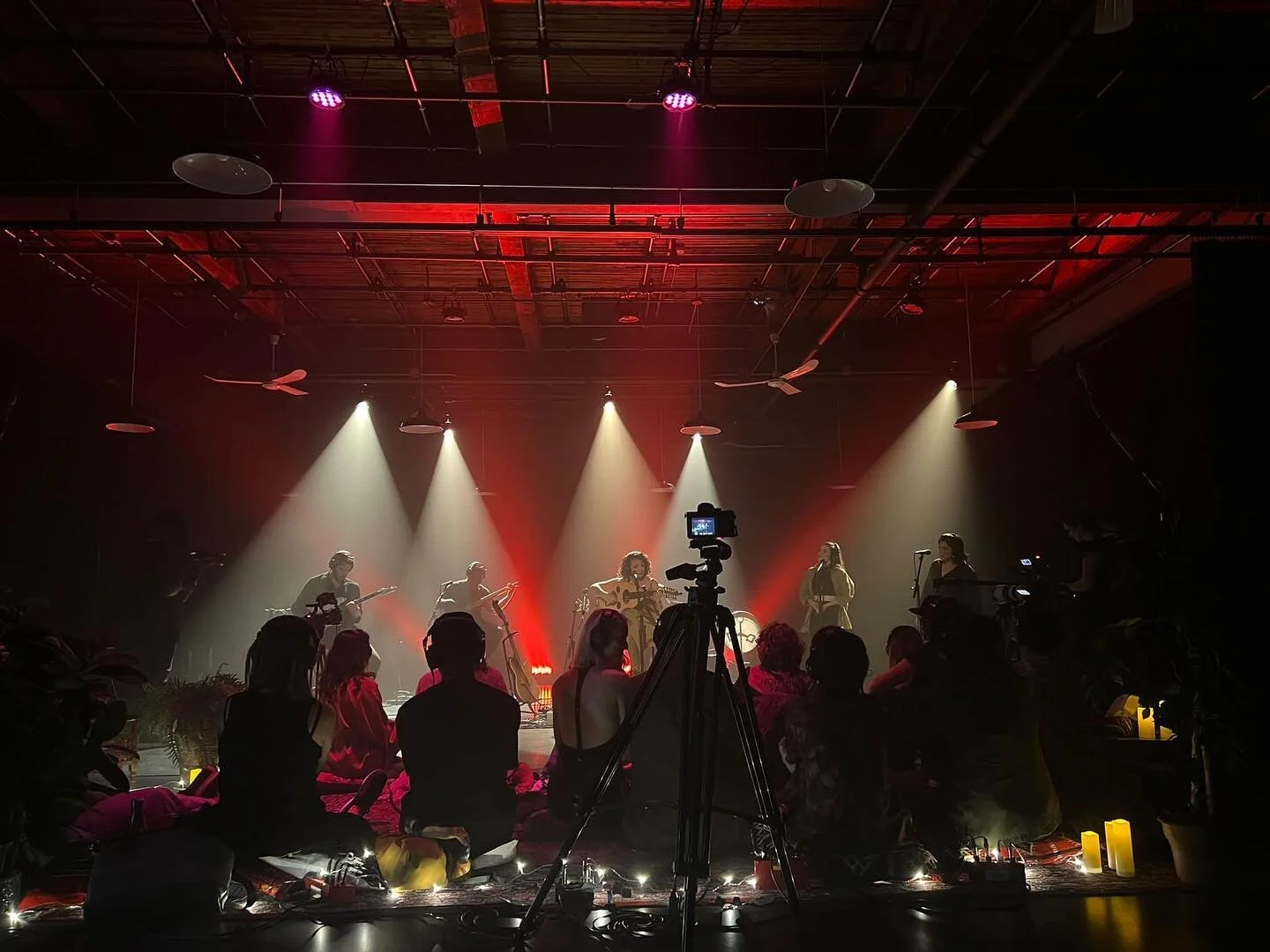 Je suis encore sur un nuage. ✨ Merci &agrave; toutes les belles personnes qui sont venues assister &agrave; notre live studio recording du volume 2 de l&rsquo;album #leshistoiresquinouslientauxarbres . J&rsquo;&eacute;tais &eacute;mue par votre &eacu