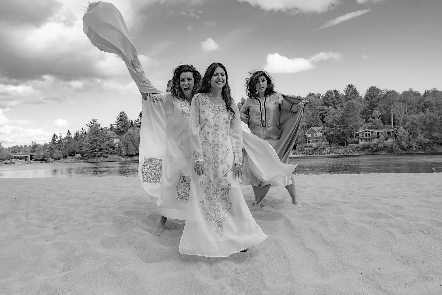That day we filmed scenes for the video bint el balad while it rained every 30 min. We still managed to have a good time. Thank you @layskeet 🙏 for your help that day! I absolutely love these ladies💗 Photo by @yoktown_s ✨ #thestoriesthattieustotree
