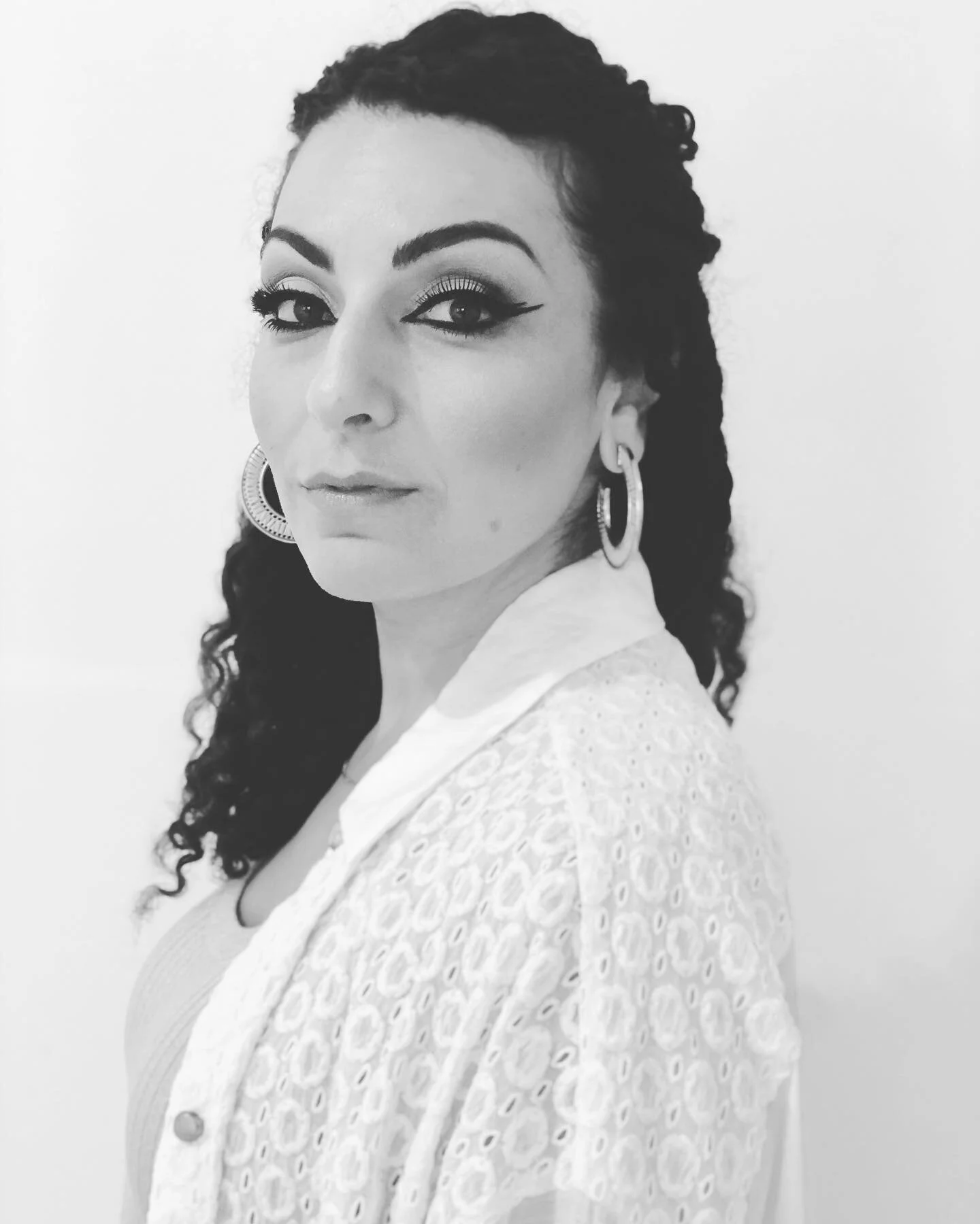 Picture and make up by @lisasimmua #stylist @layskeet #btsshot #3alabali #videoclip #thestoriesthattieustotrees