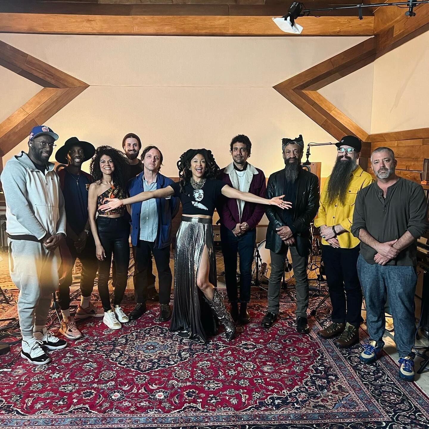 So thrilled to be performing with @valeriejune today on @thekellyclarksonshow with this incredible band!

Valerie June, thank you for inviting me into your world. You are truly magic. Congratulations on being part of this beautiful album. ✨💫&hearts;