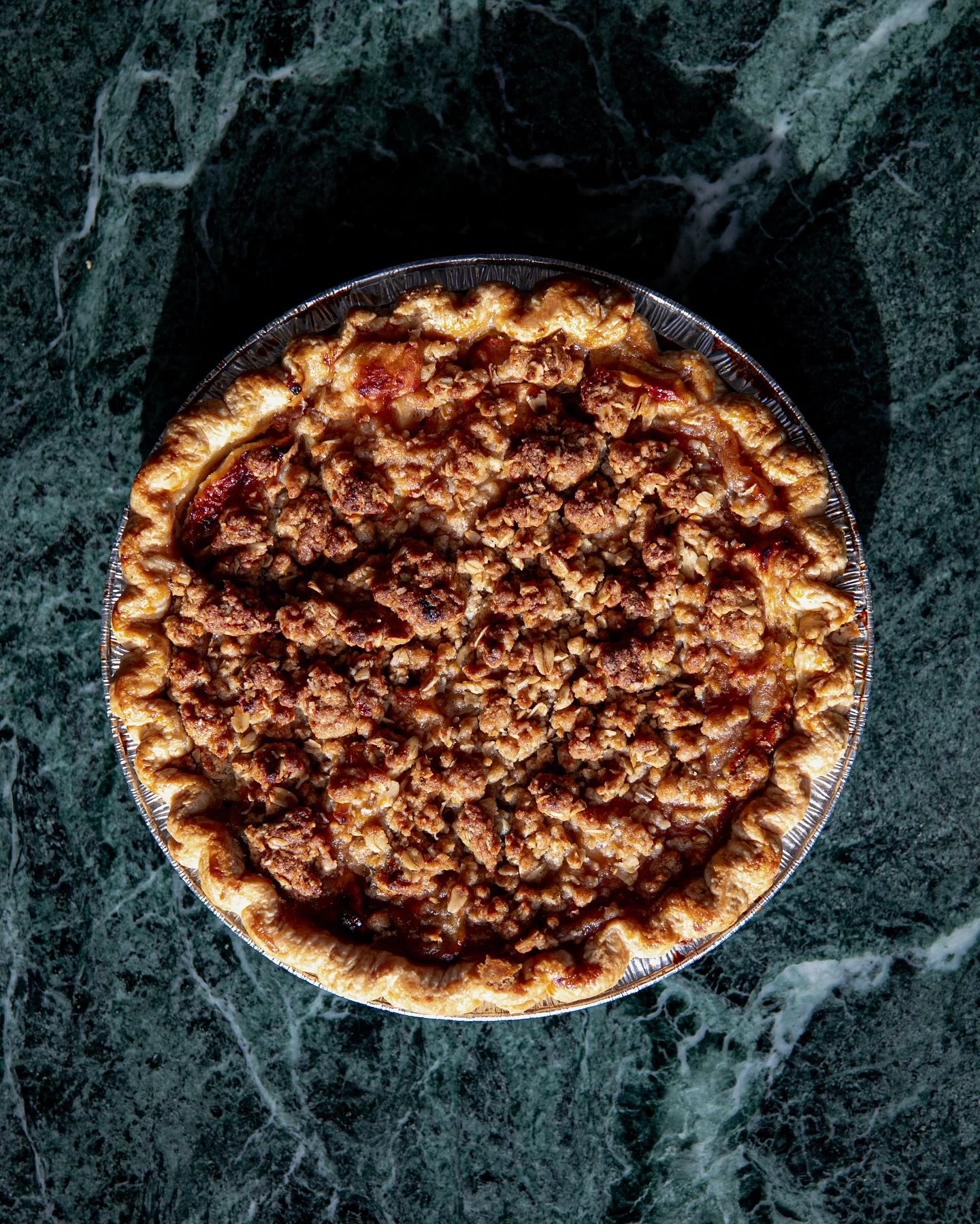 On sert maintenant des tartes maison fra&icirc;ches 🥧 exclusivement les fins de semaine! 

On commence aujourd&rsquo;hui avec une tarte crumble aux pommes parfaite pour l&rsquo;automne 🍏 Un m&eacute;lange de pommes du Qu&eacute;bec (golden deliciou