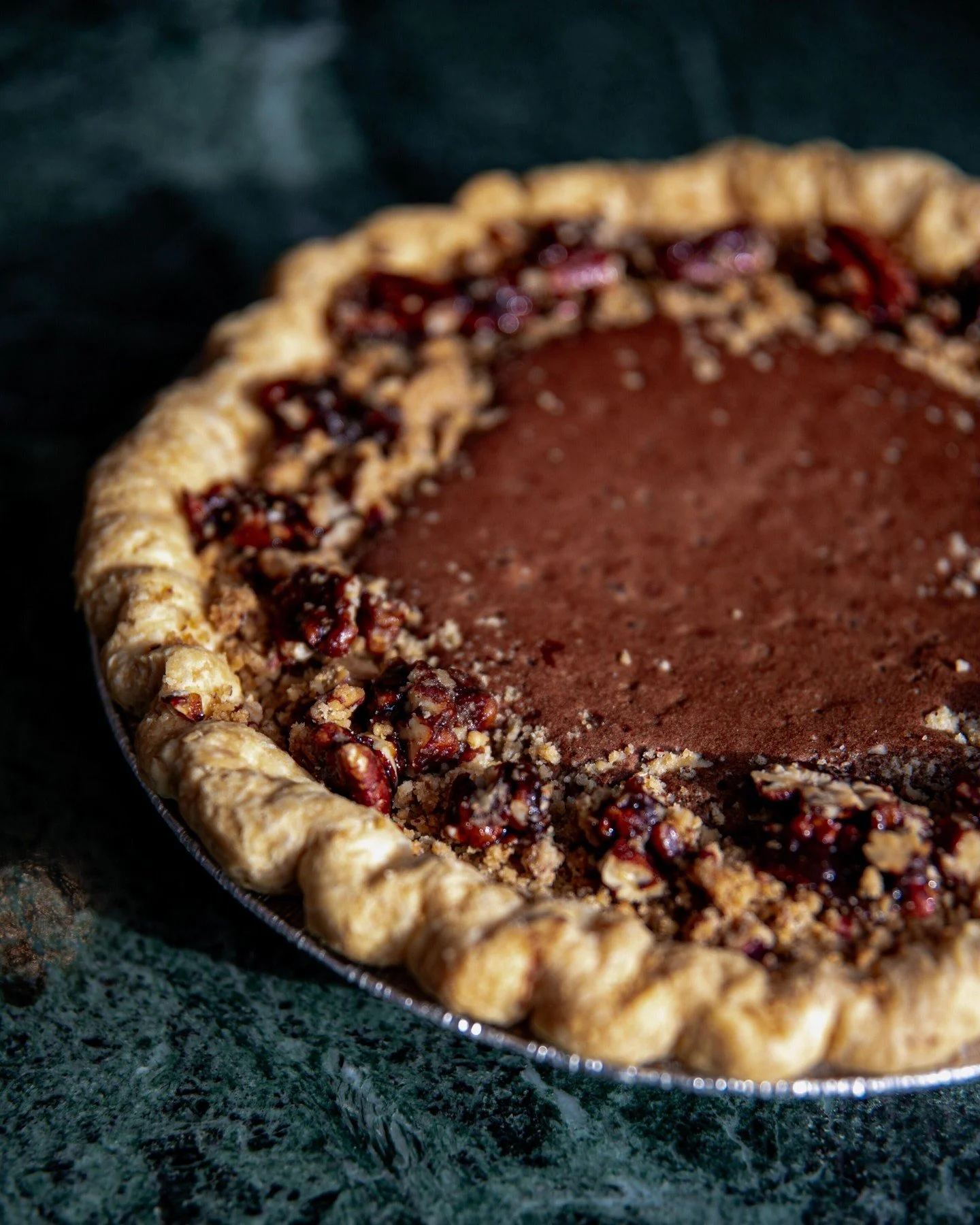 🥧 Tarte chocolat pacanes ce weekend! Notre tarte chocolat pacanes vous attend ce weekend, garnie d&rsquo;un fondant brownie au chocolat, d&rsquo;une p&acirc;te feuillet&eacute;e dor&eacute;e et d&rsquo;un croustillant de pacanes confites irr&eacute;