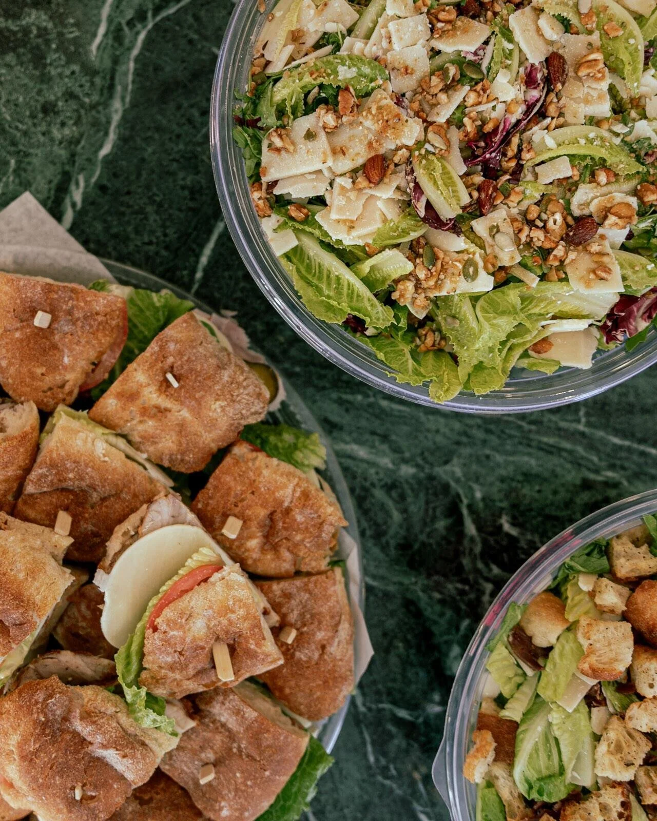 La saison du service de traiteur est arriv&eacute;e! Corporatif, priv&eacute;, f&ecirc;tes et plus. 🎄 Visitez notre site via le lien en bio pour tous les d&eacute;tails.

Catering season is here! Corporate, private, holiday and more. 🎄 Visit our we